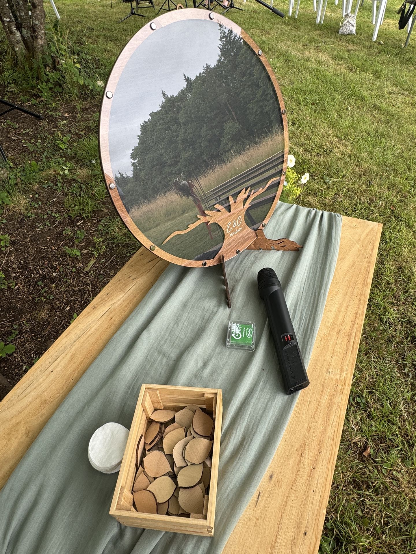 Mariage Château de la Forêt miroir en bois rond et arbre feuille d'arbre en bois