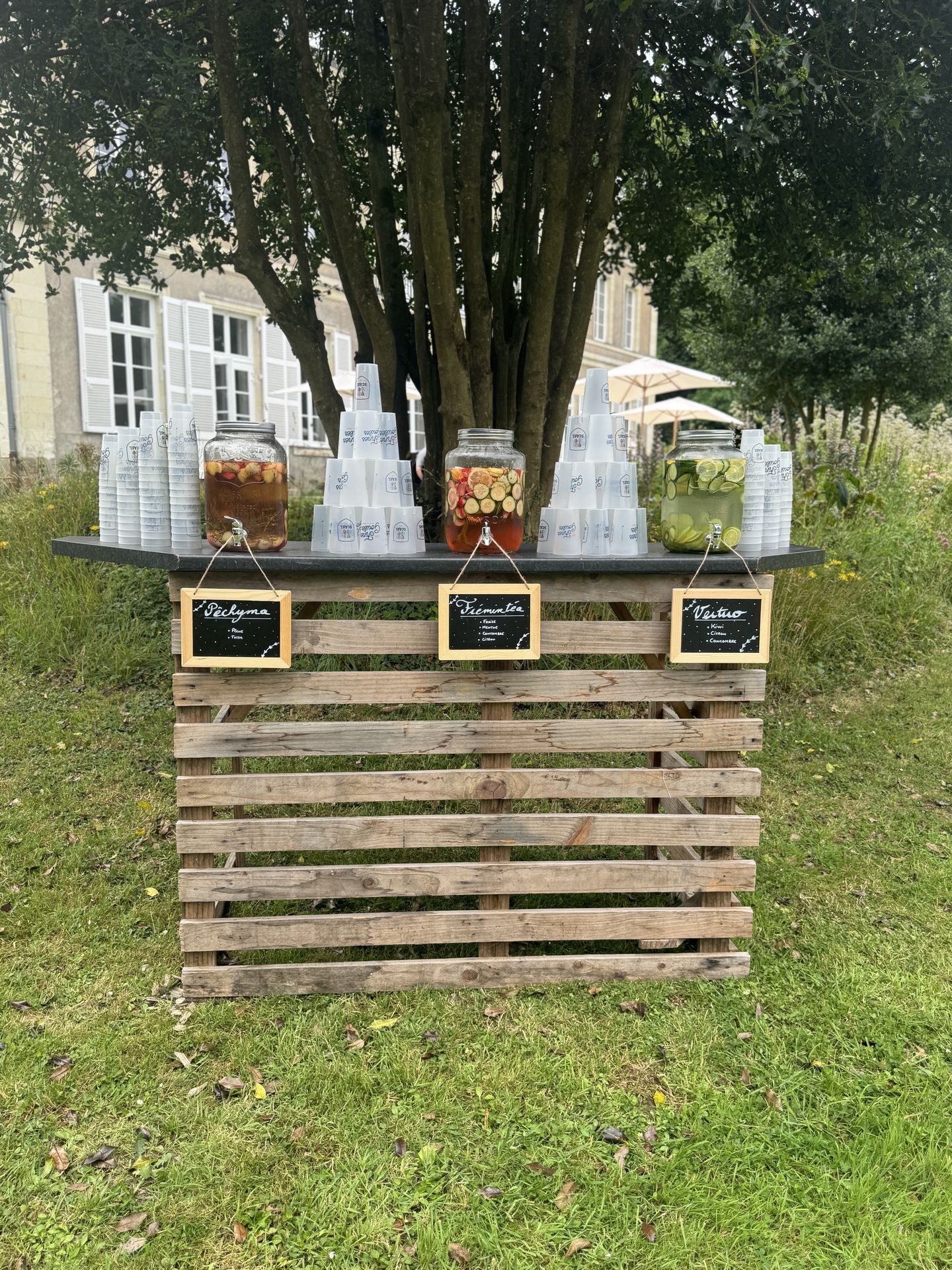 Mariage Château de la Forêt bar à cocktail en bois verre personnalisé