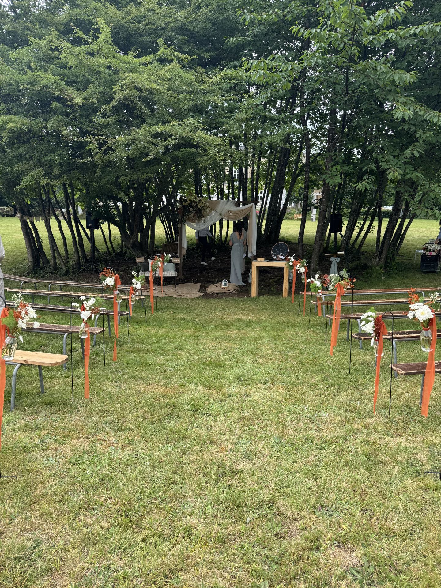 Mariage Château de la Forêt cérémonie laique banc bois noeud tissu orange fleurs blanche
