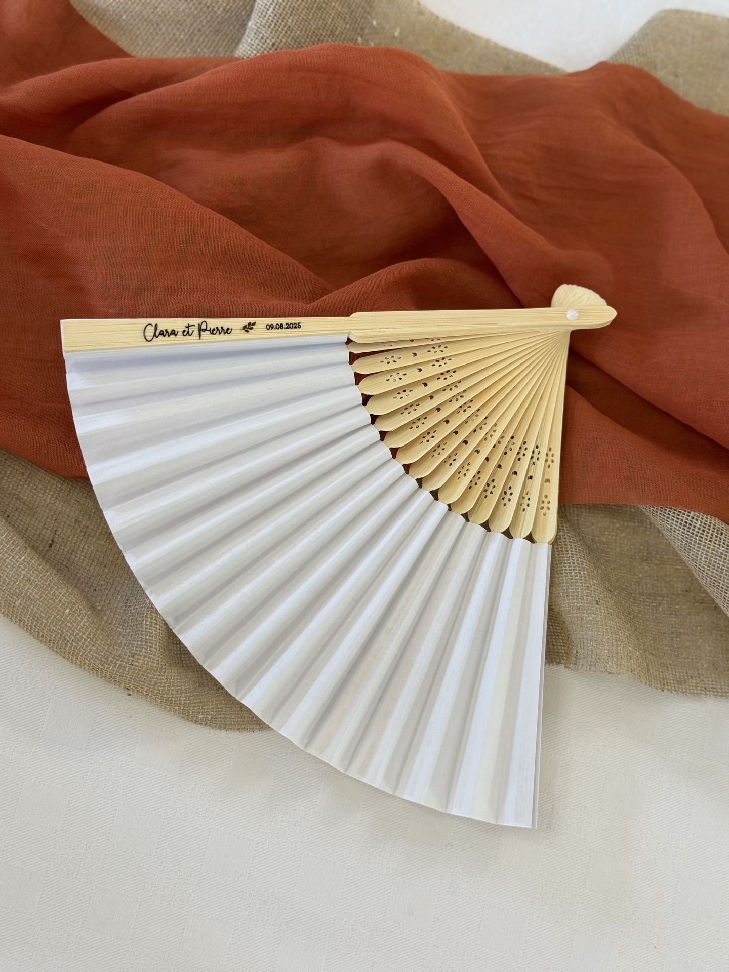 Mariage Domaine de la Jousselinière cadeaux invités éventails blanc personnalisé