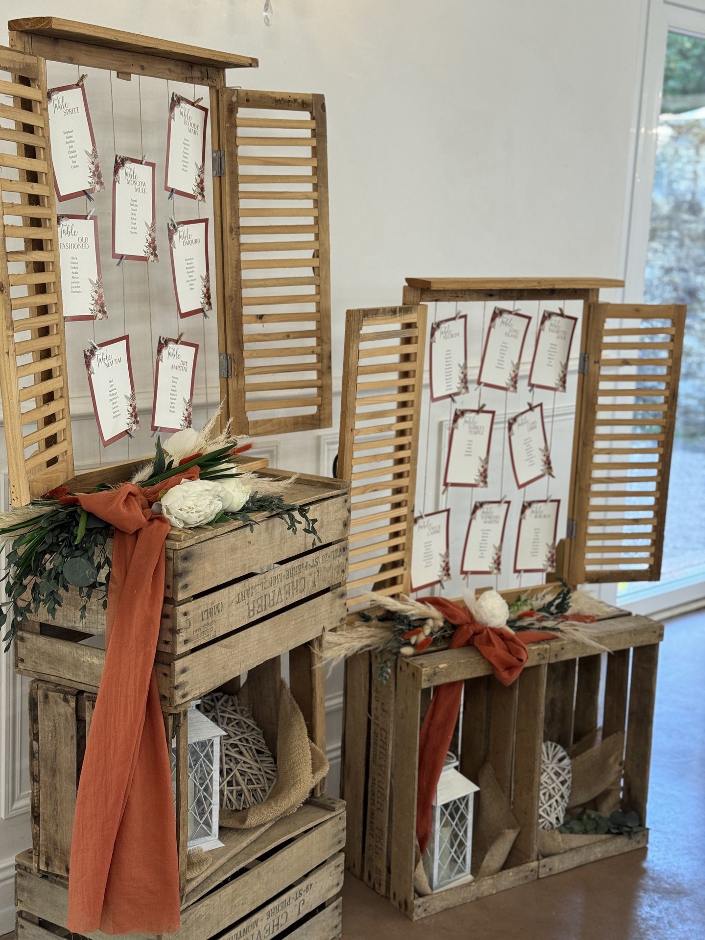 Mariage Domaine de la Jousselinière plan de table caisse à pommes tissu terracotta lanterne blanche