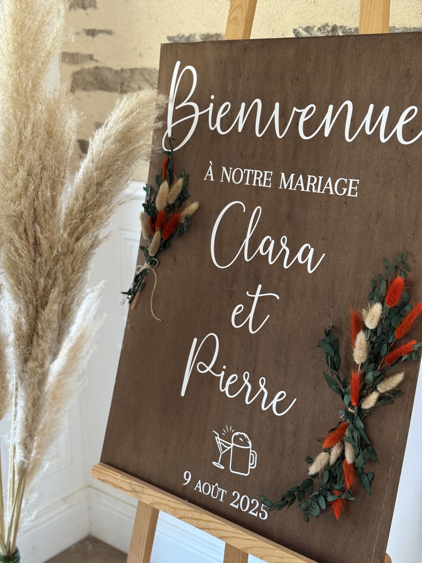Mariage Domaine de la Jousselinière panneau de bienvenue en bois vase vert pampas chaton vert rouge beige
