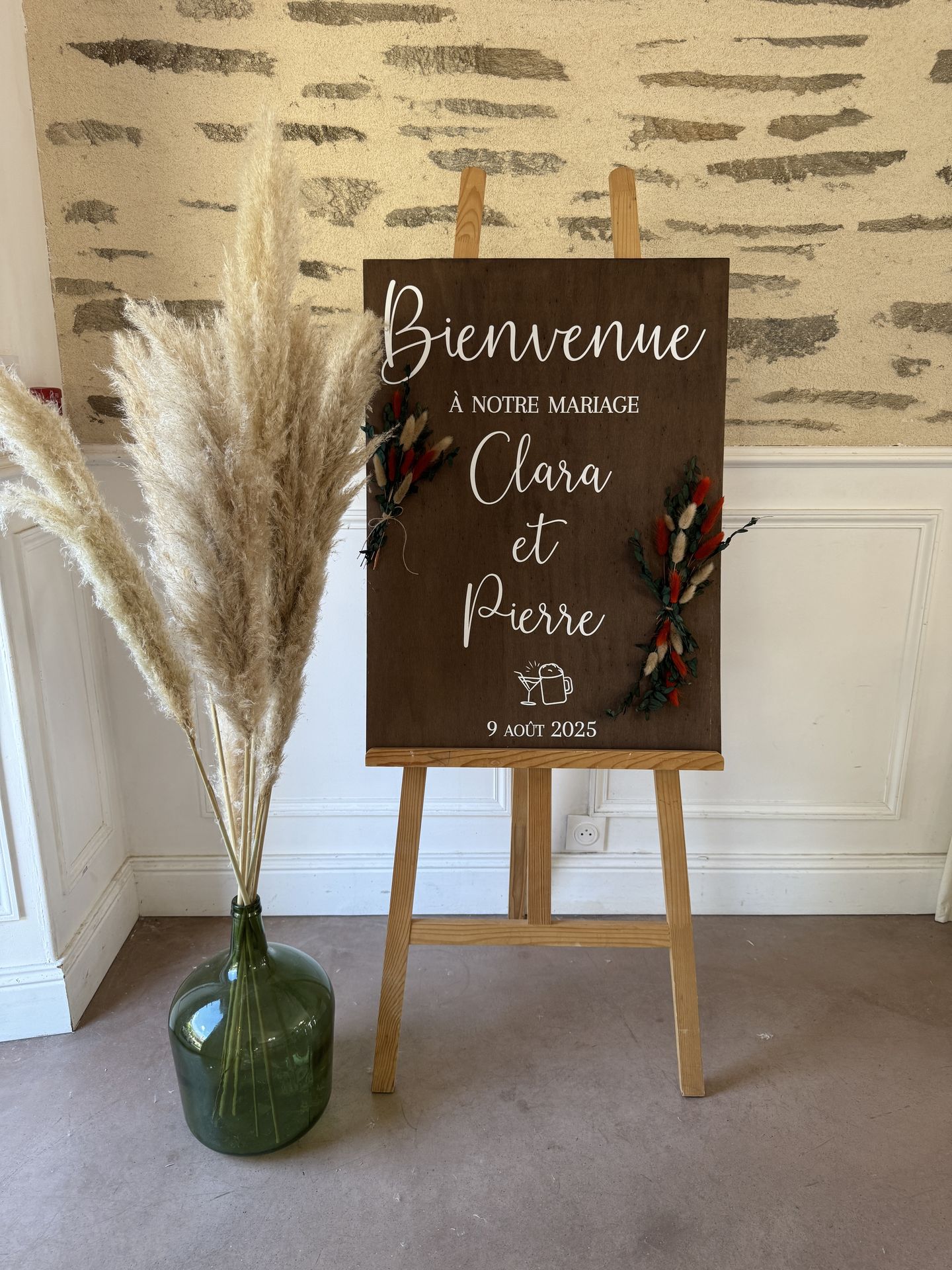 Mariage Domaine de la Jousselinière panneau de bienvenue en bois vase vert pampas chaton vert rouge beige
