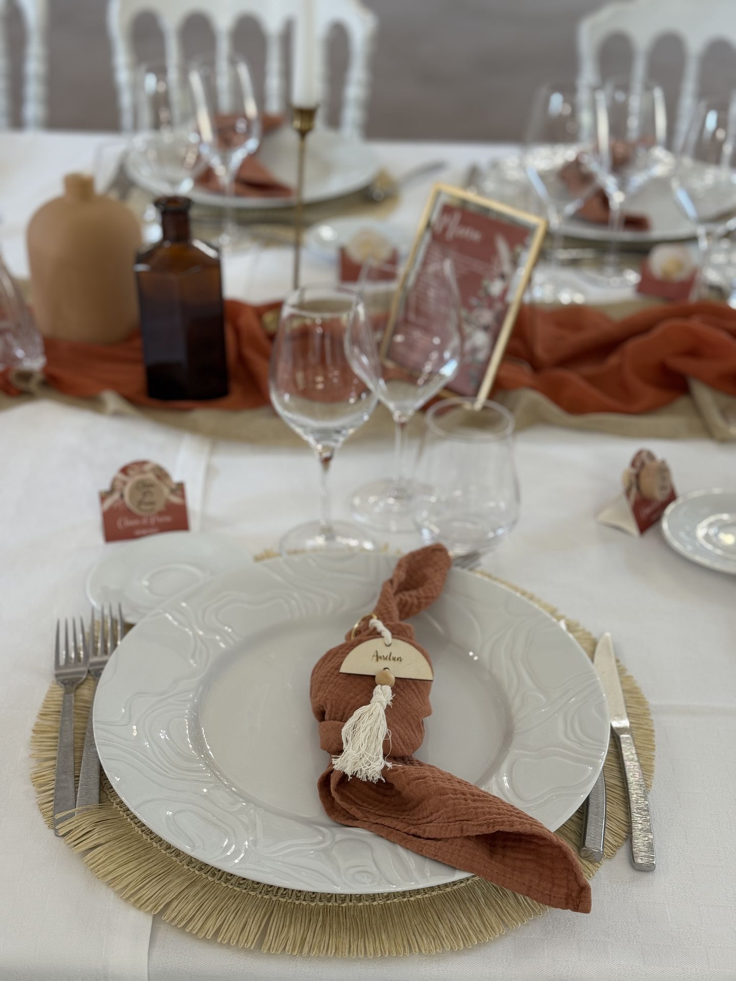 Mariage Domaine de la Jousselinière salle intérieure serviette terracotta marque place peronnalisé bois chemin de table sable et terracotta
