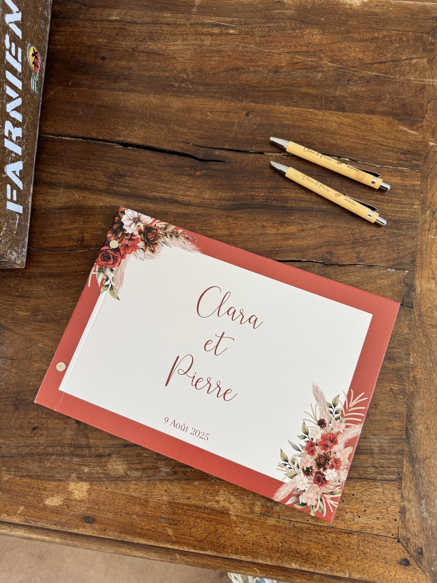 Mariage Domaine de la Jousselinière livre d'or terracotta et blanc personnalisé crayon en bois