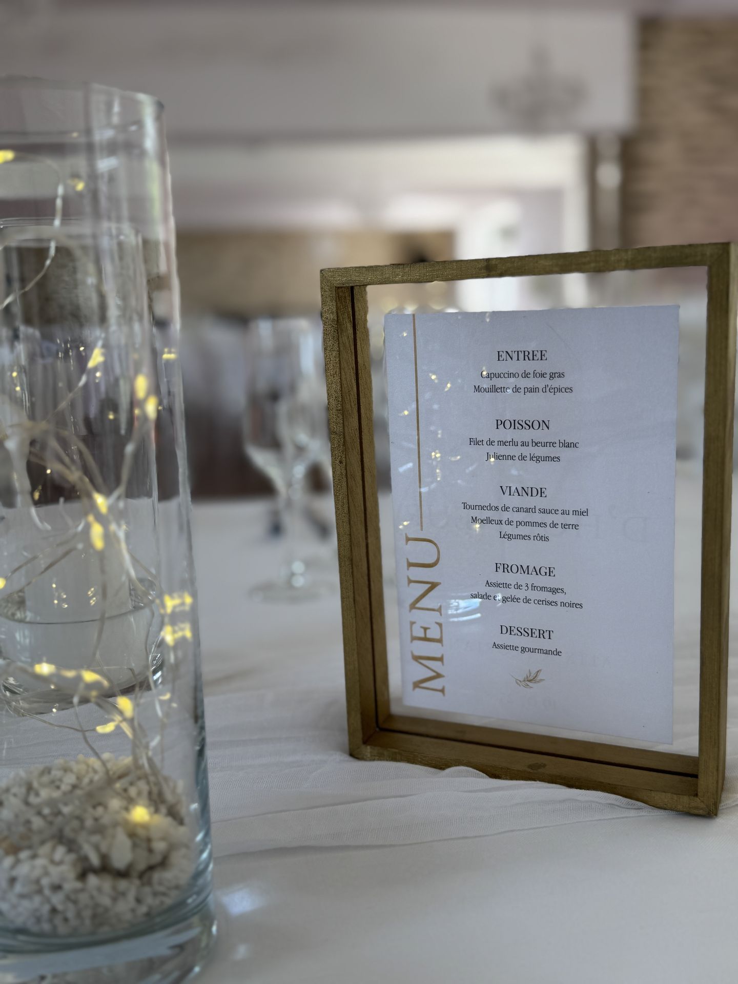 Mariage Domaine de la Jousselinière cadre en bois naturel menu de table vase leds