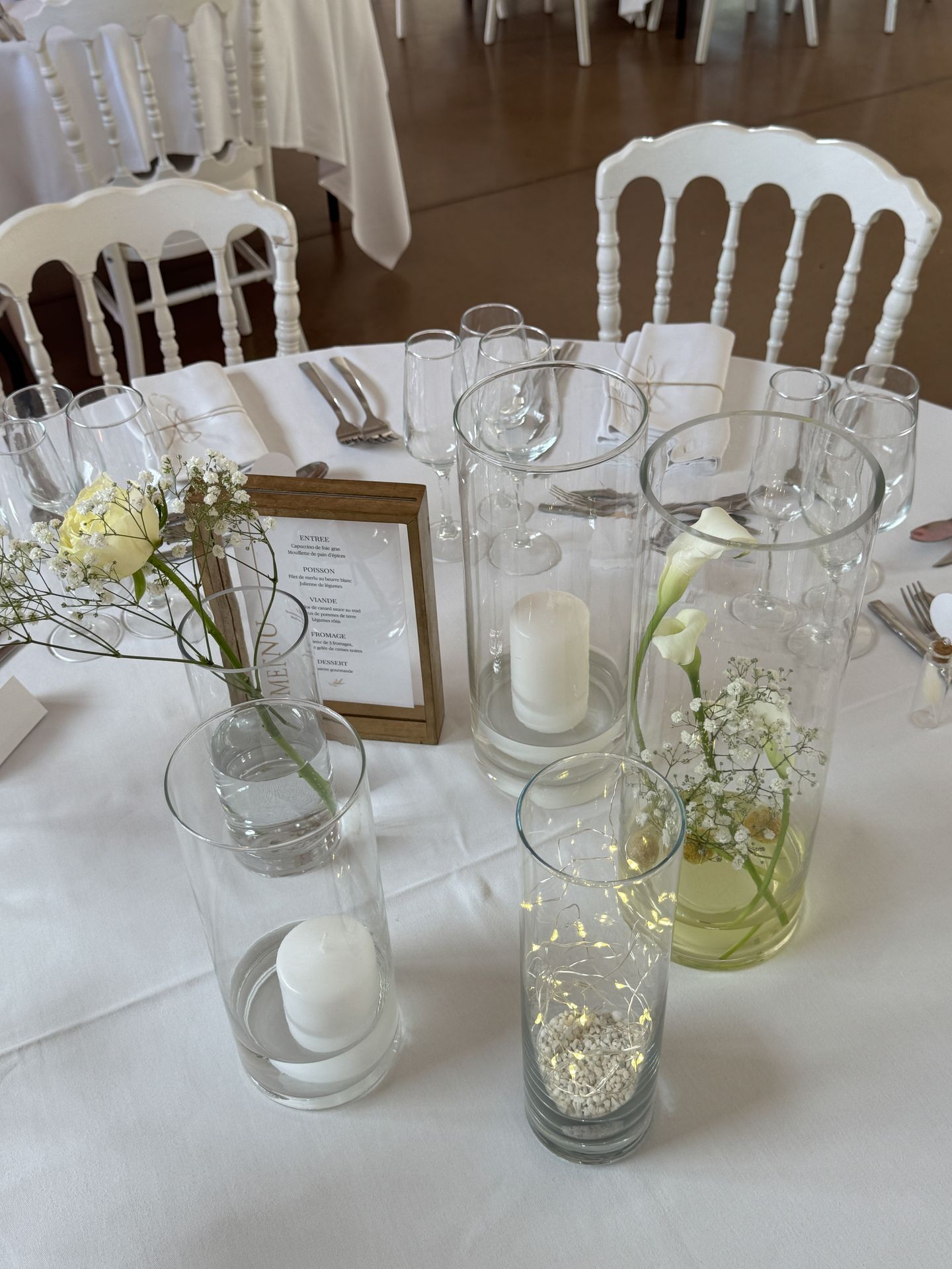 Mariage Domaine de la Jousselinière table blanche centre de table vase transparent leds bougies fleurs cadre menu en bois naturel