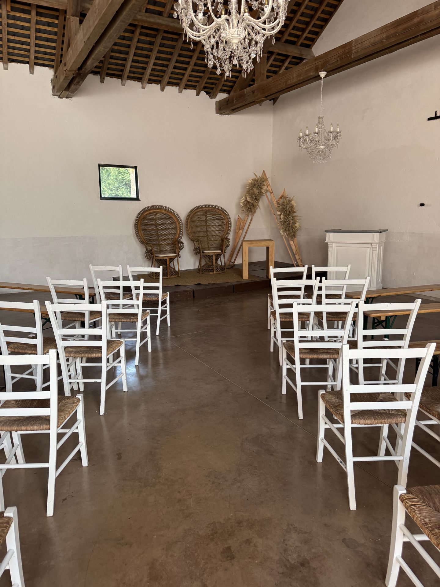 Mariage Domaine de la Jousselinière cérémoine laique intérieure décor en bois pampas chaise blanche