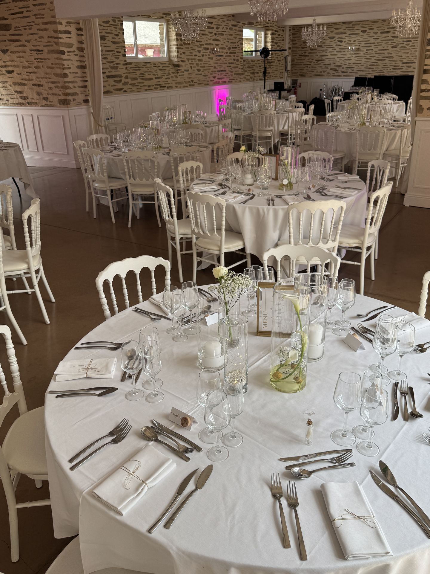 Mariage Domaine de la Jousselinière table blanche centre de table vase transparent leds bougies fleurs