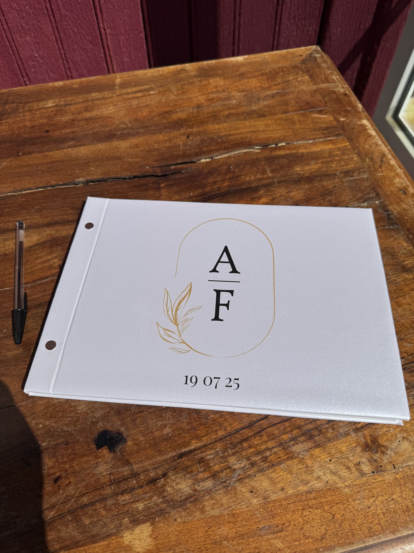 Mariage Domaine de la Jousselinière livre d'or blanc et dorée personnalisé