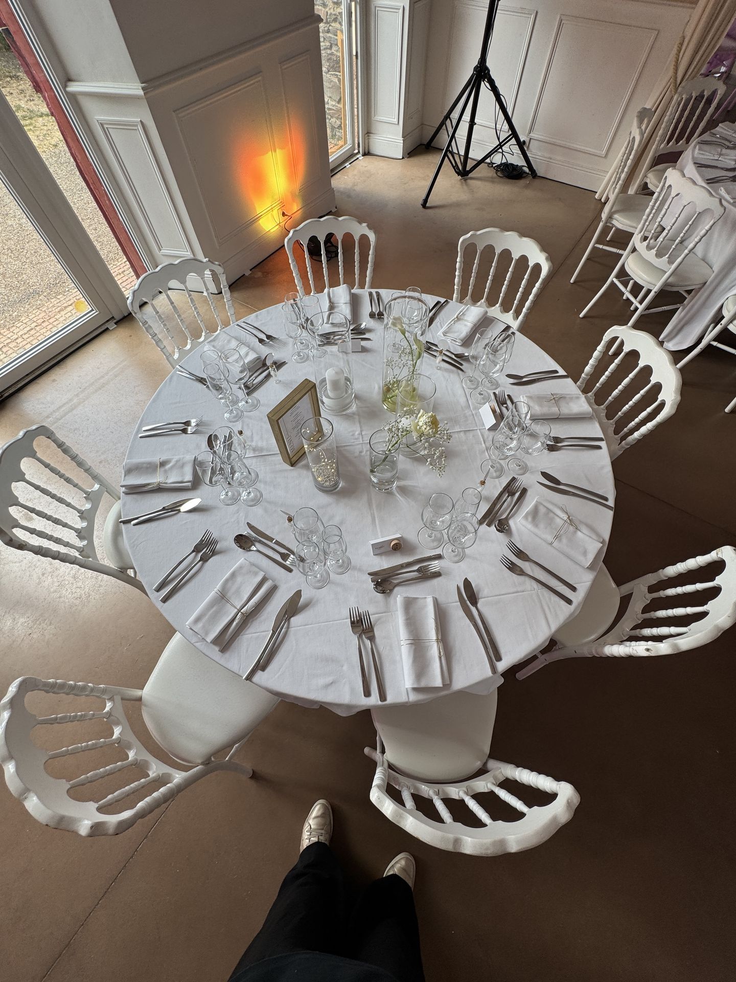 Mariage Domaine de la Jousselinière table blanche centre de table vase fleruis leds cadre bois naturel menu