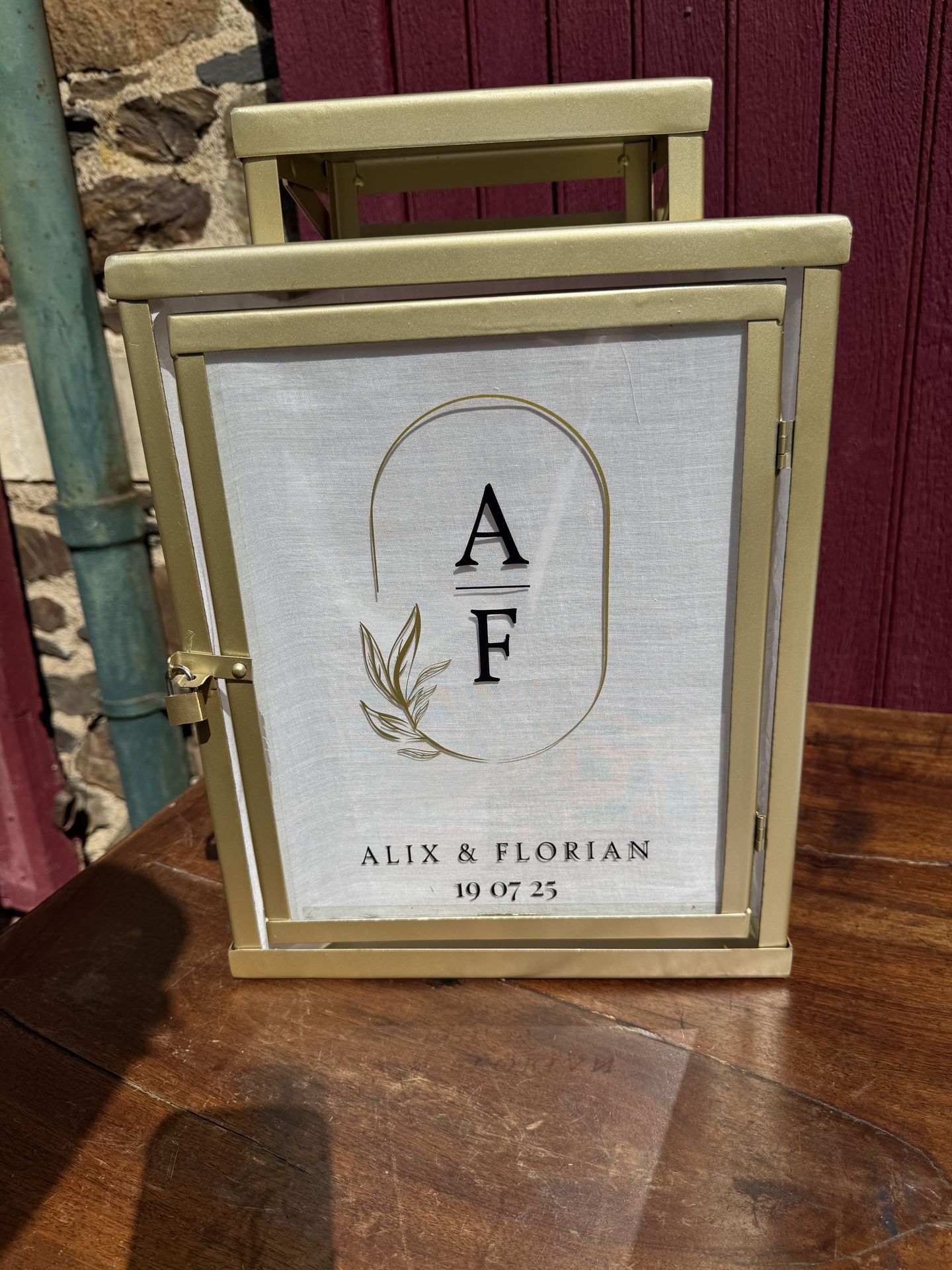 Mariage Domaine de la Jousselinière cagnotte cube dorée et blanc personnalisé