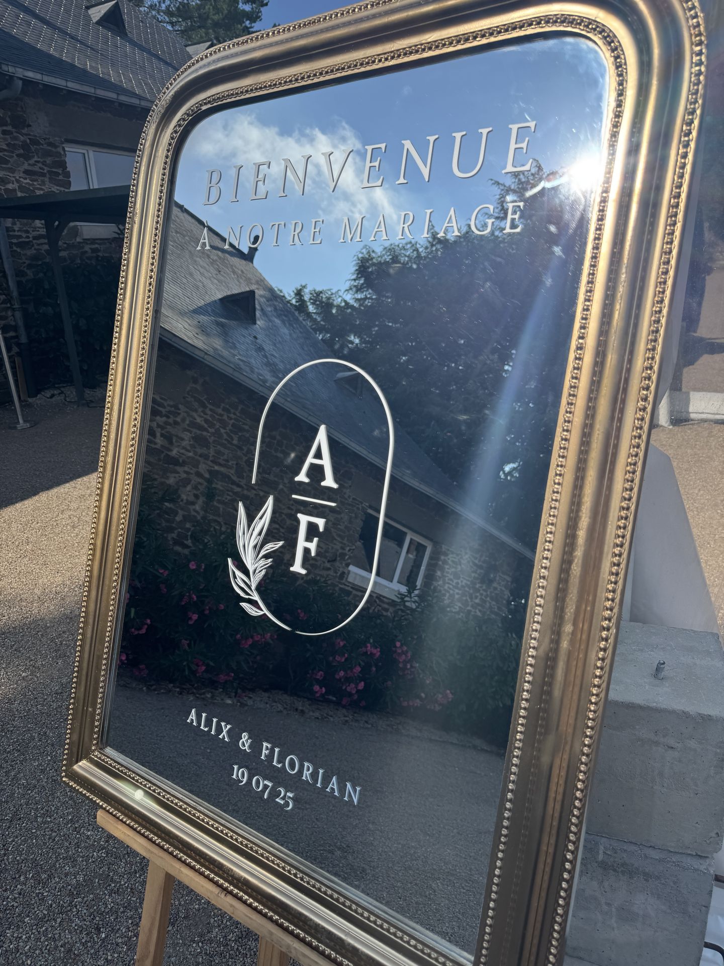 Mariage Domaine de la Jousselinière panneau de bienvenue miroir dorée et blanc