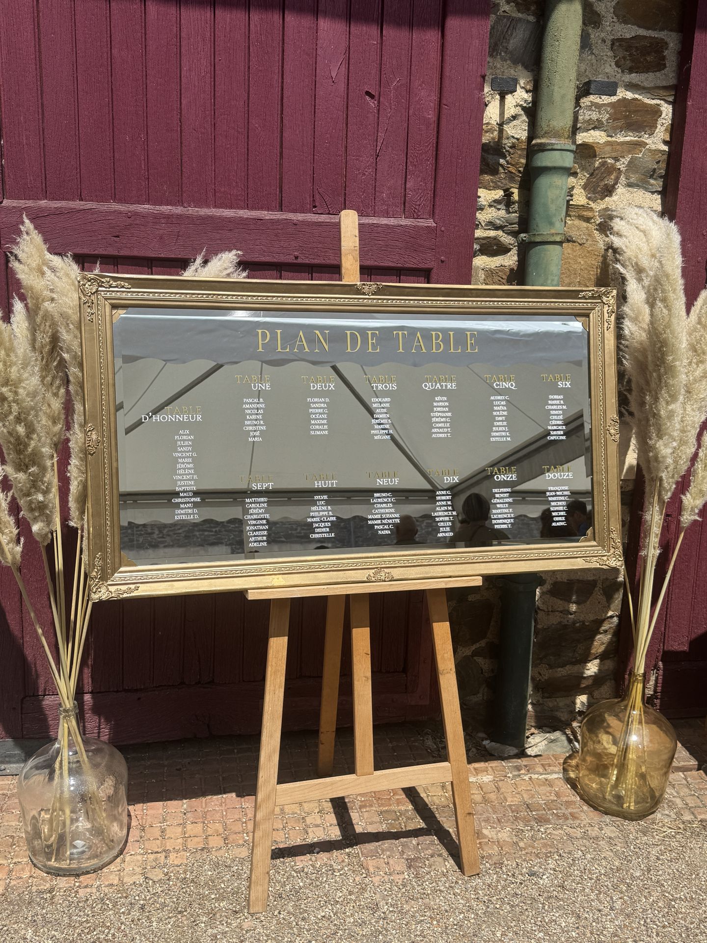 Mariage Domaine de la Jousselinière lan de table dorée et blanc vase pampas