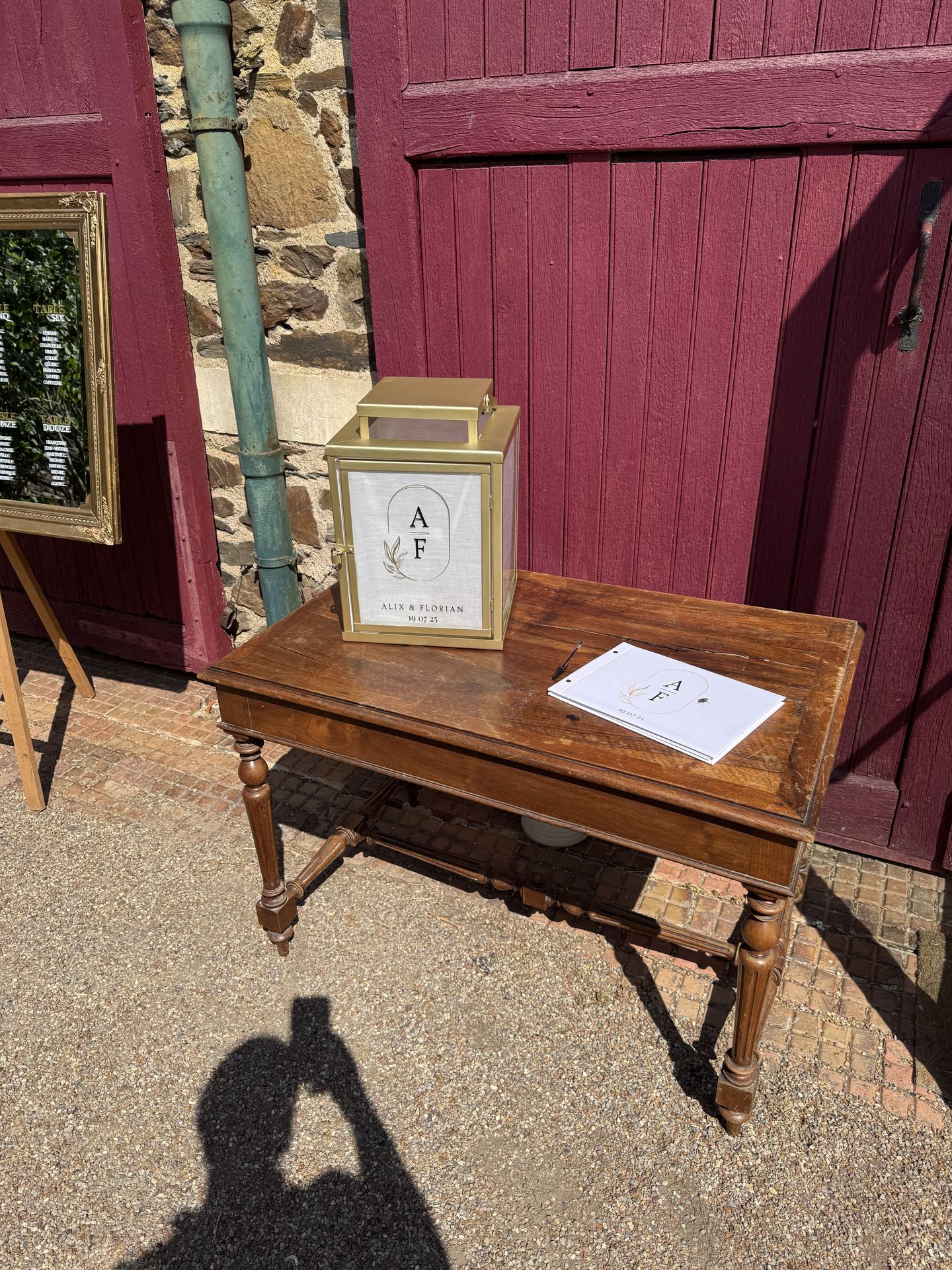 Mariage Domaine de la Jousselinière espace livre d'or et cagnotte dorée et blanc