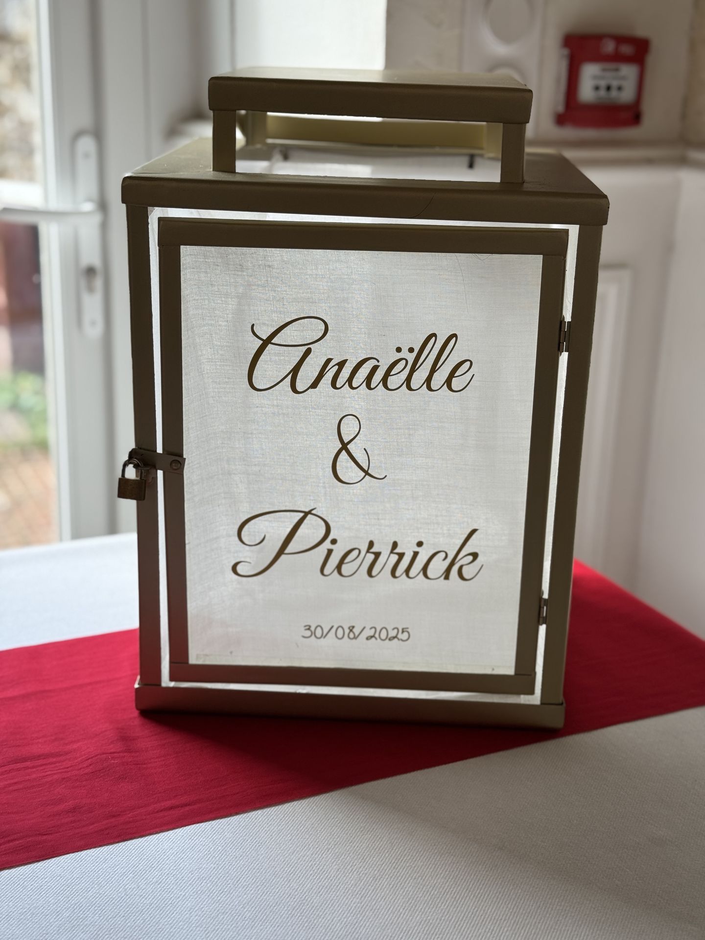 Mariage Domaine de la Jousselinière cagnotte cube dorée personnalisé