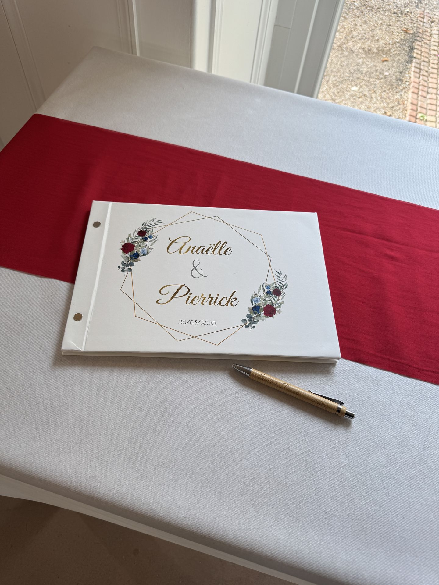 Mariage Domaine de la Jousselinière livre d'or blanc personnalisé crayon bois