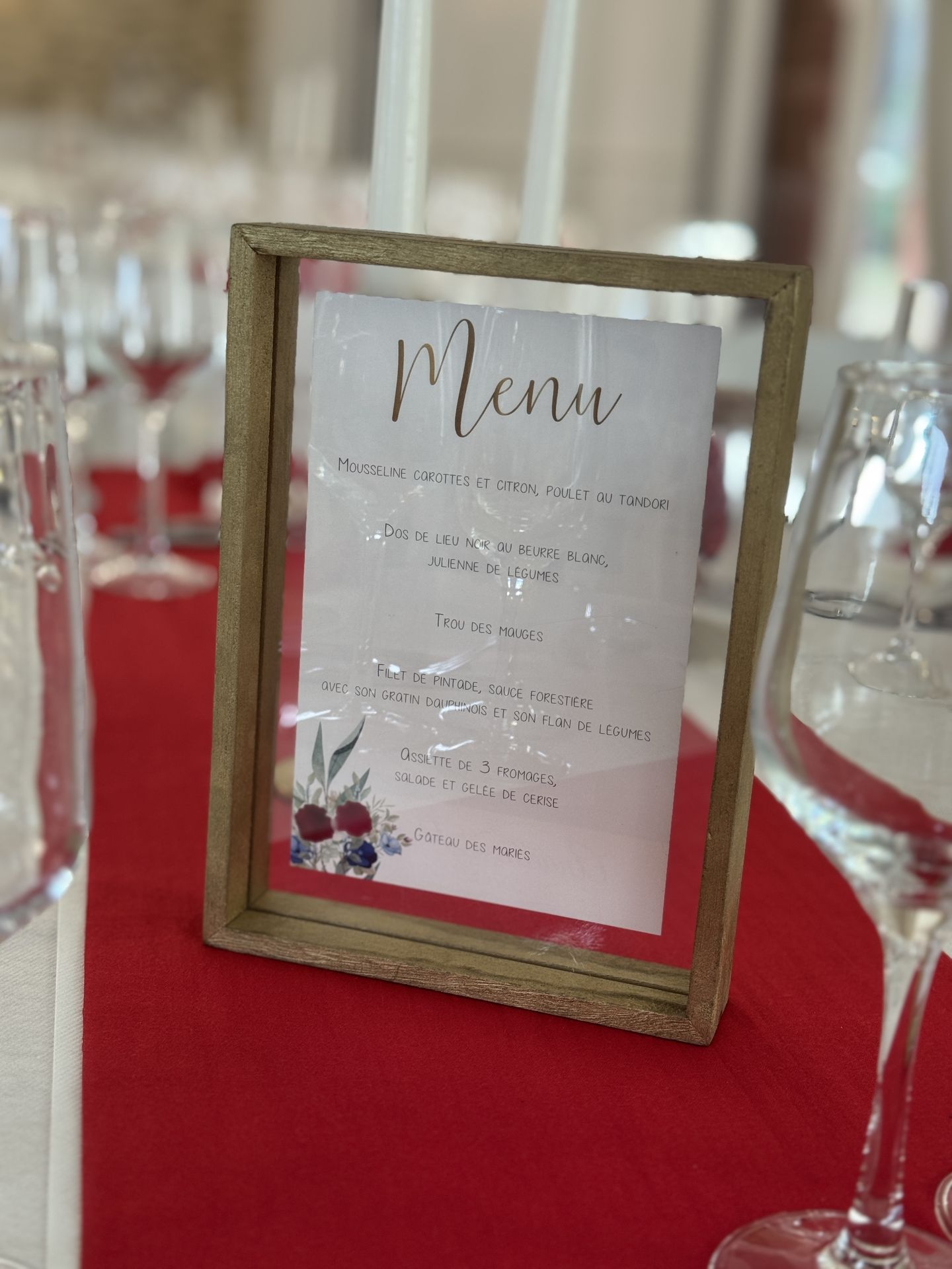 Mariage Domaine de la Jousselinière cadre en bois naturel menu