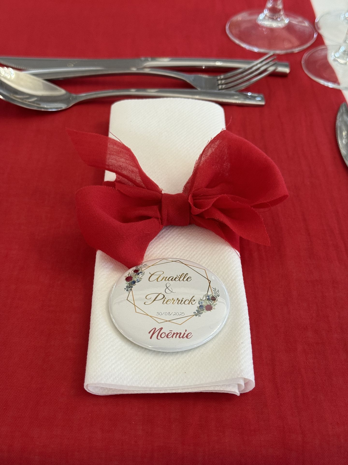 Mariage Domaine de la Jousselinière serviette blanche et noeud rouge cadeaux invités miroir personnalisé