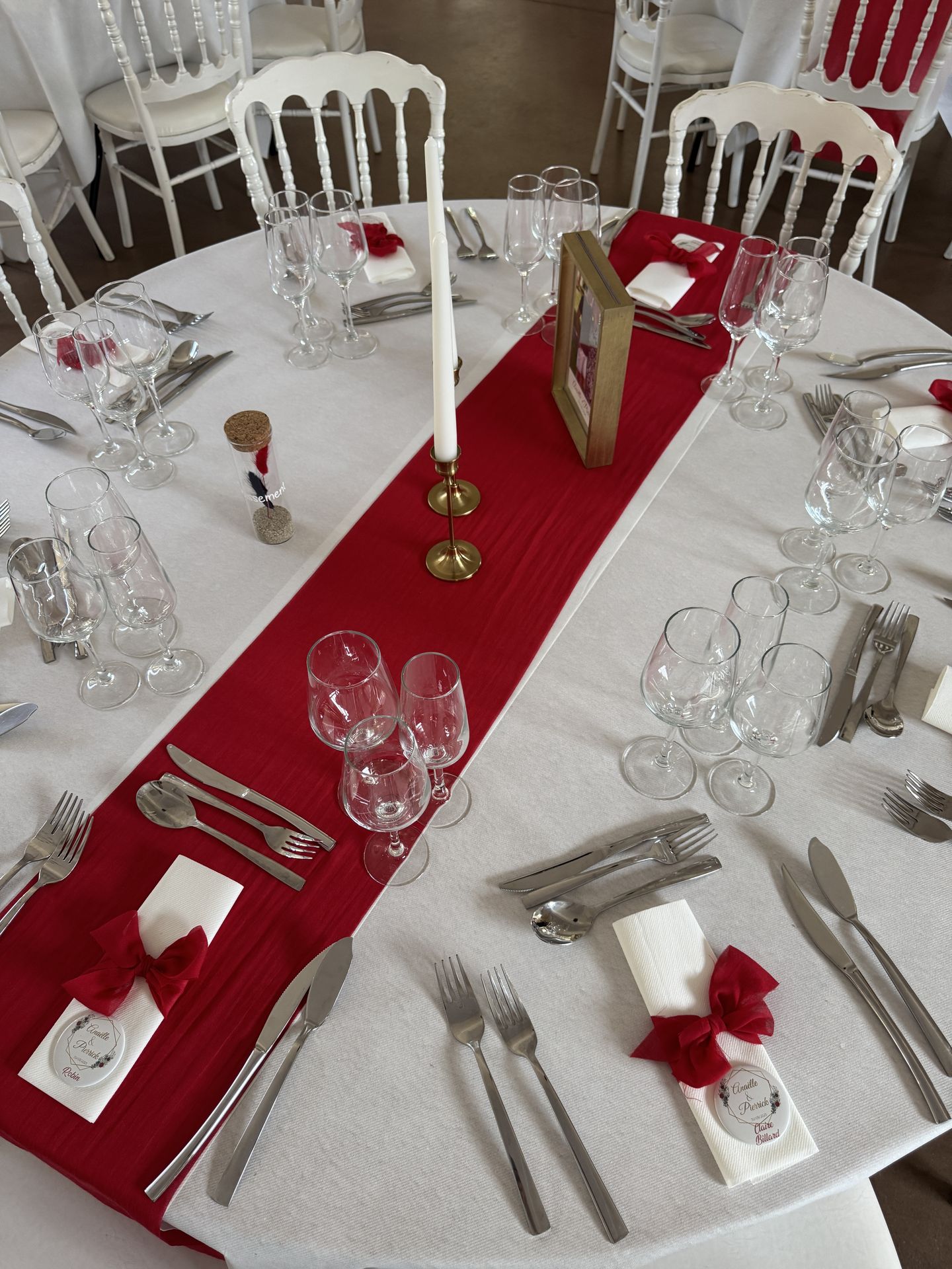 Mariage Domaine de la Jousselinière salle intérieure table blanche chemin de table rouge bougie blanche cadre dorée noeud rouge cadeaux invités miroir