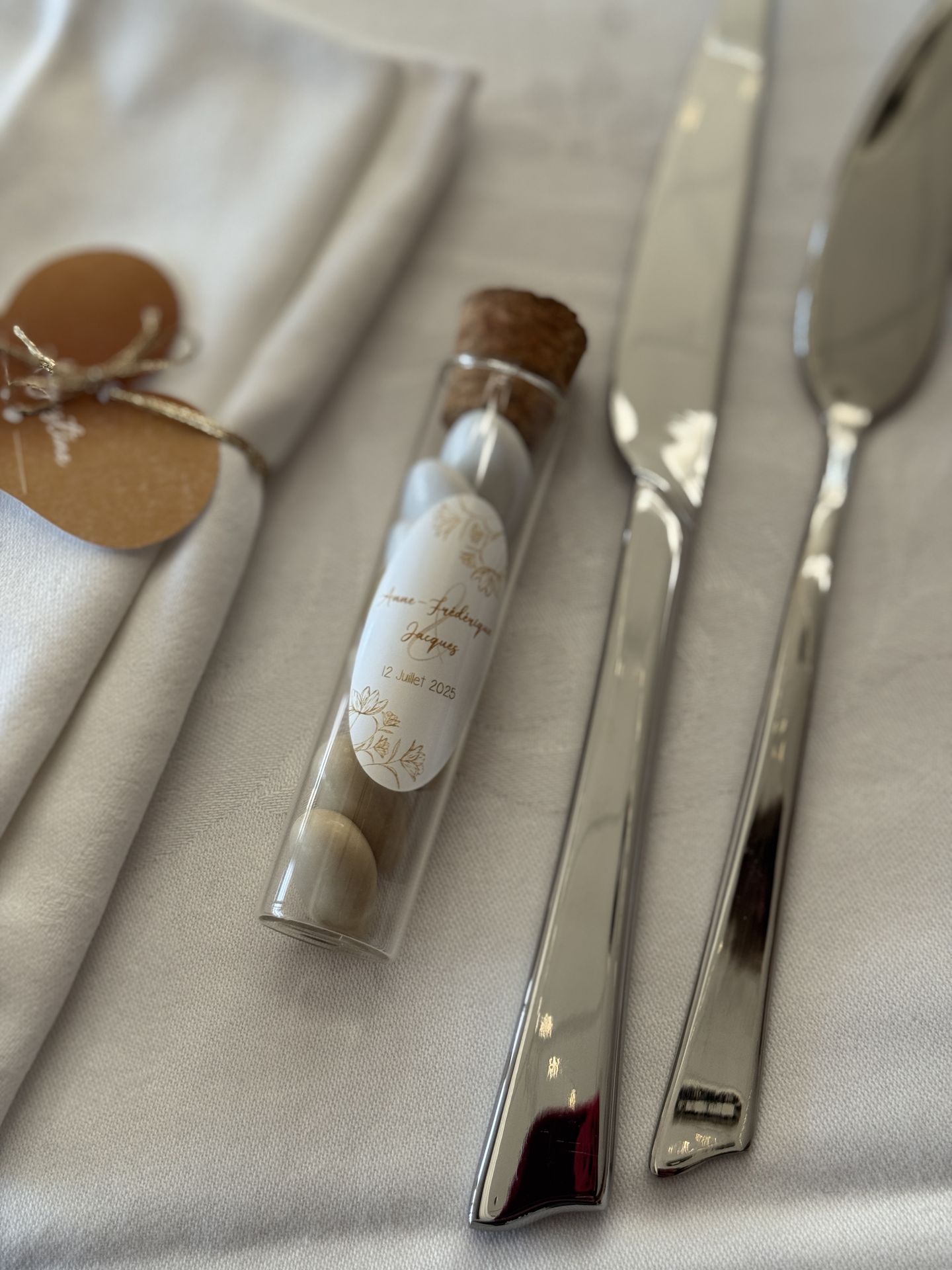 Mariage Espace Convivial éprouvette dragée dorée