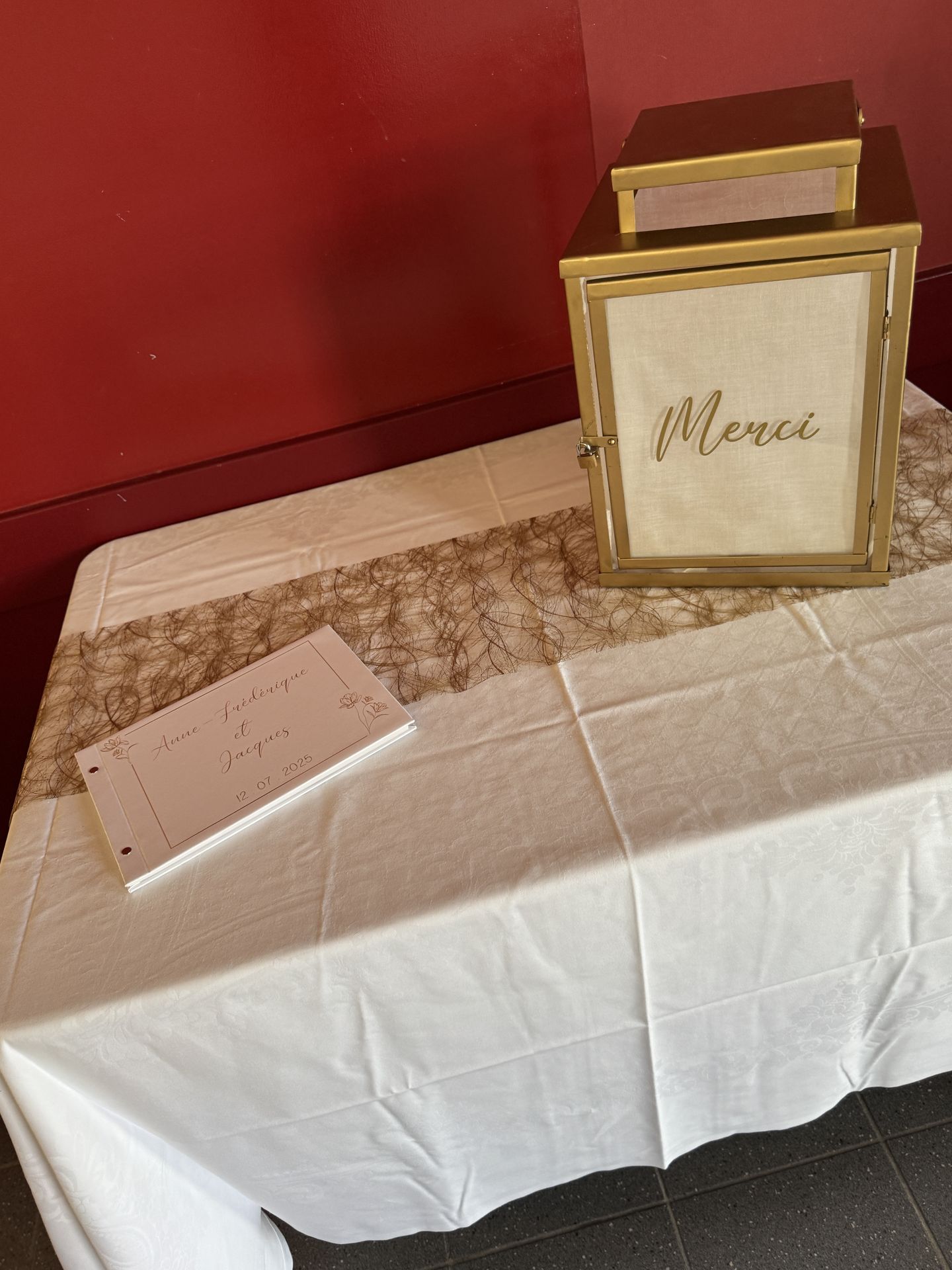 Mariage Espace Convivial espace cagnotte cube dorée livre d'or blanc dorée