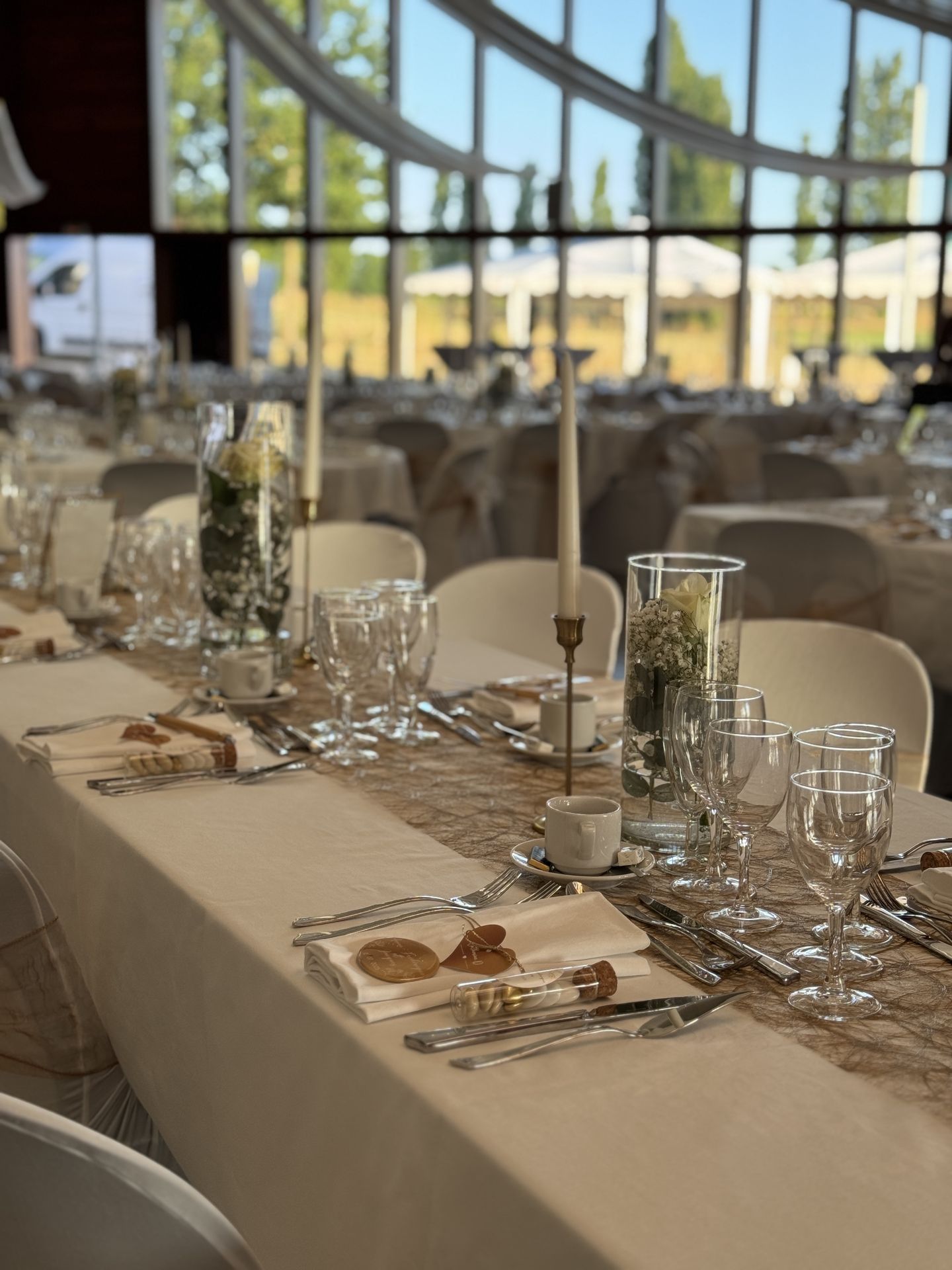 Mariage Espace Convivial table blanche noeud chaise dorée chemin de table dorée vase fleuris bougies