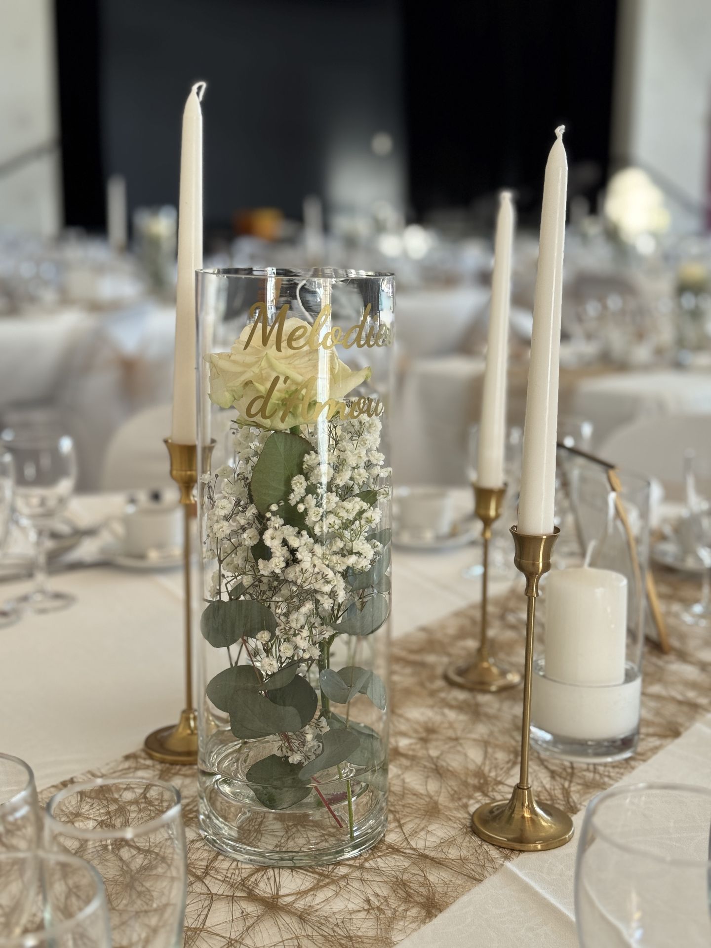 Mariage Espace Convivial bougies blanche vase transparents fleuris personnalisé