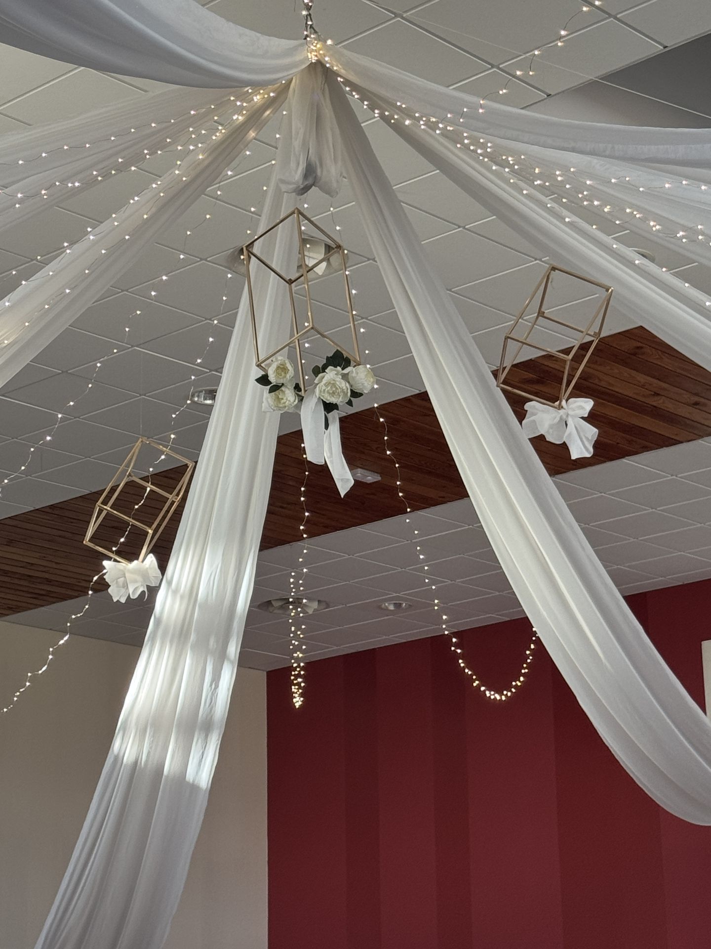 Mariage Espace Convivial plafond tentures blanches leds structures dorée et fleurs blanches