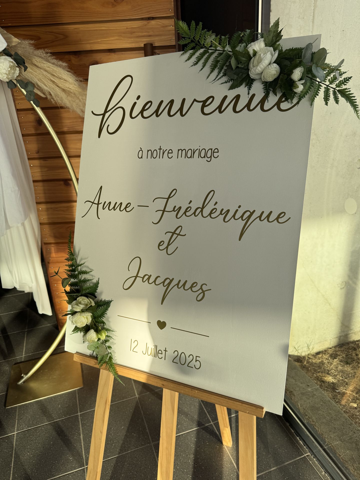 Mariage Espace Convivial panneau de bienvenue blanc dorée et feuillage