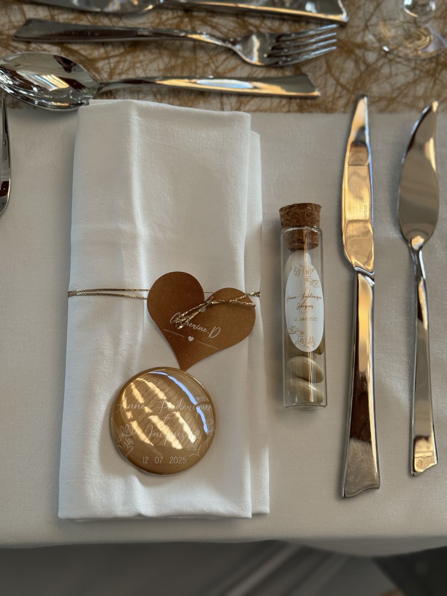 Mariage Espace Convivial  serviette blanche marque place coeur dorée cadeaux invités miroir dorée éprouvette dragée dorée