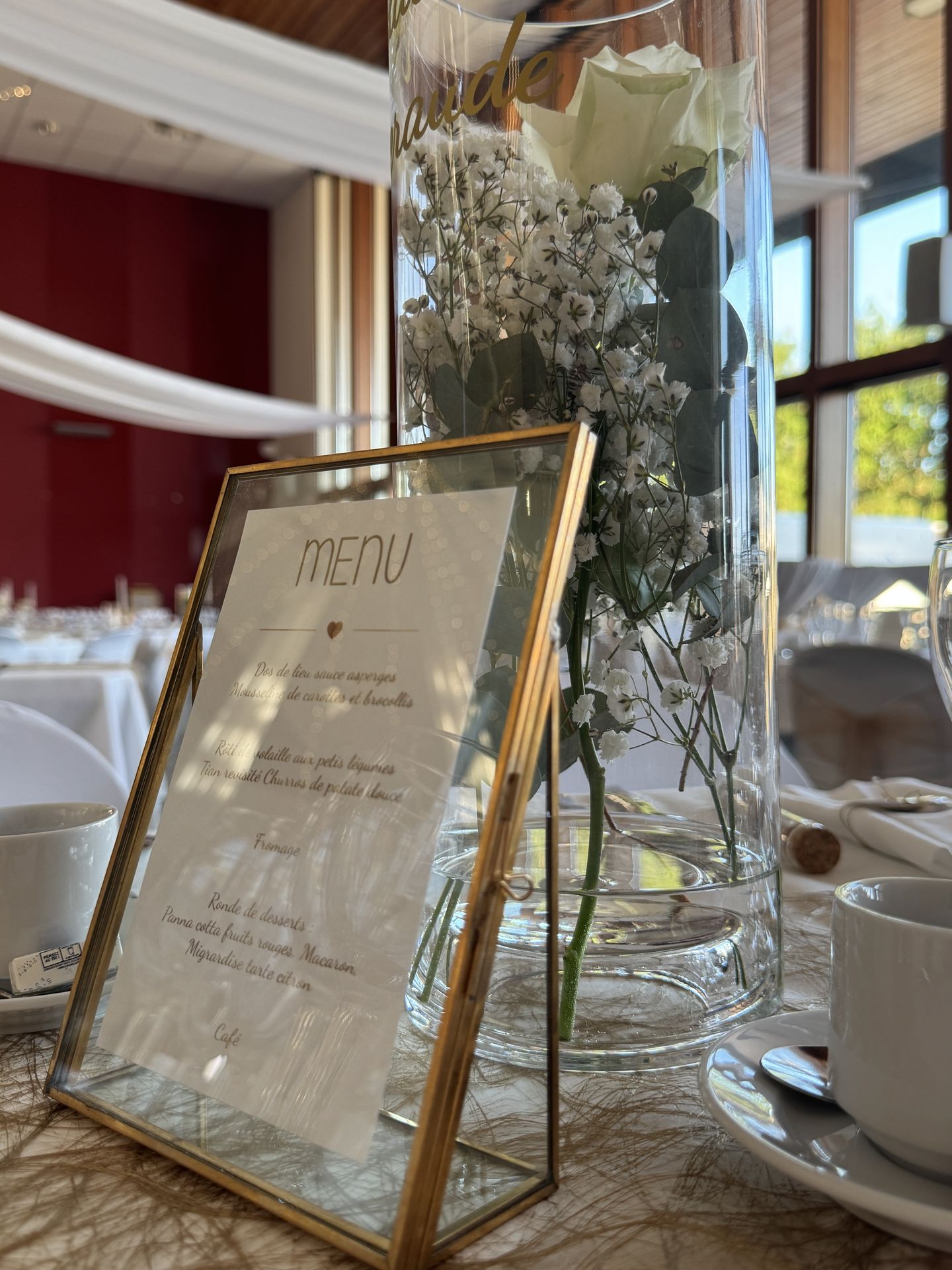 Mariage Espace Convivial menu de table cadre dorée vase fleurs feuillage
