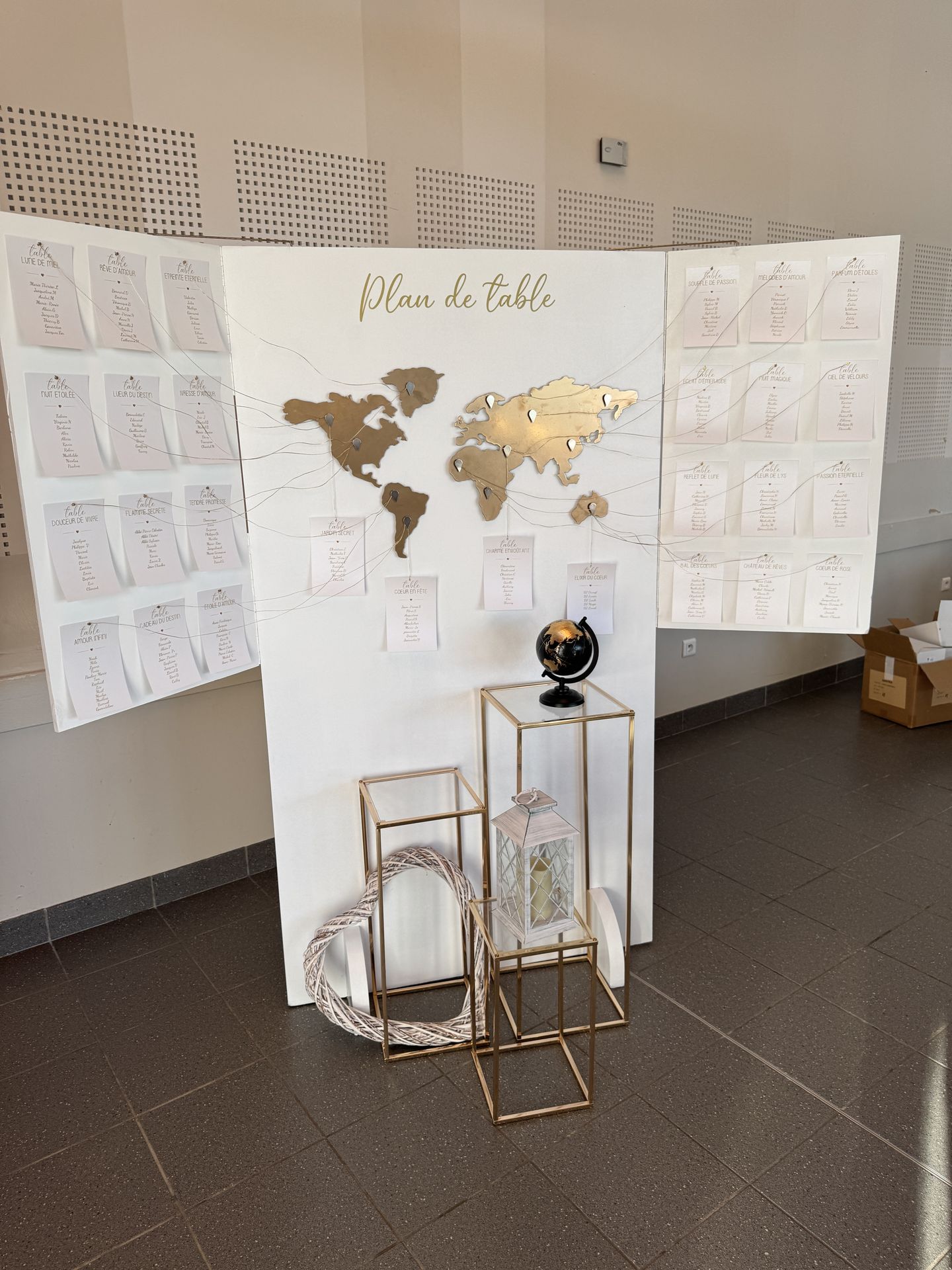 Mariage Espace Convivial plan de table voyage dorée et socle dorée