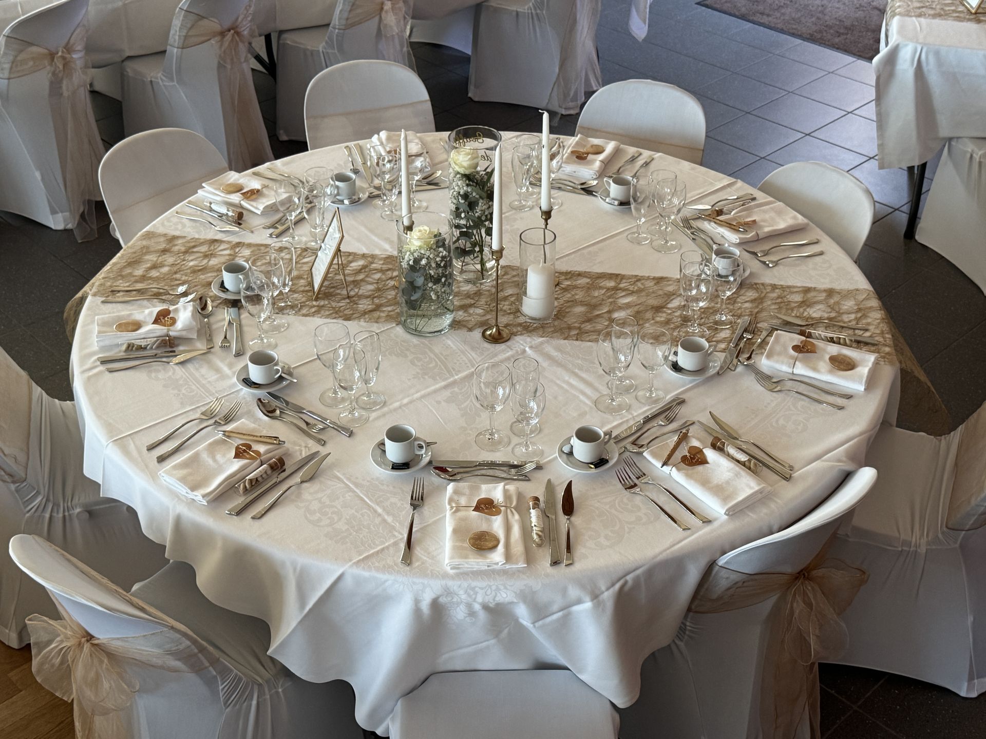 Mariage Espace Convivial table blanche noeud chaise dorée chemin de table dorée vase fleuris bougies