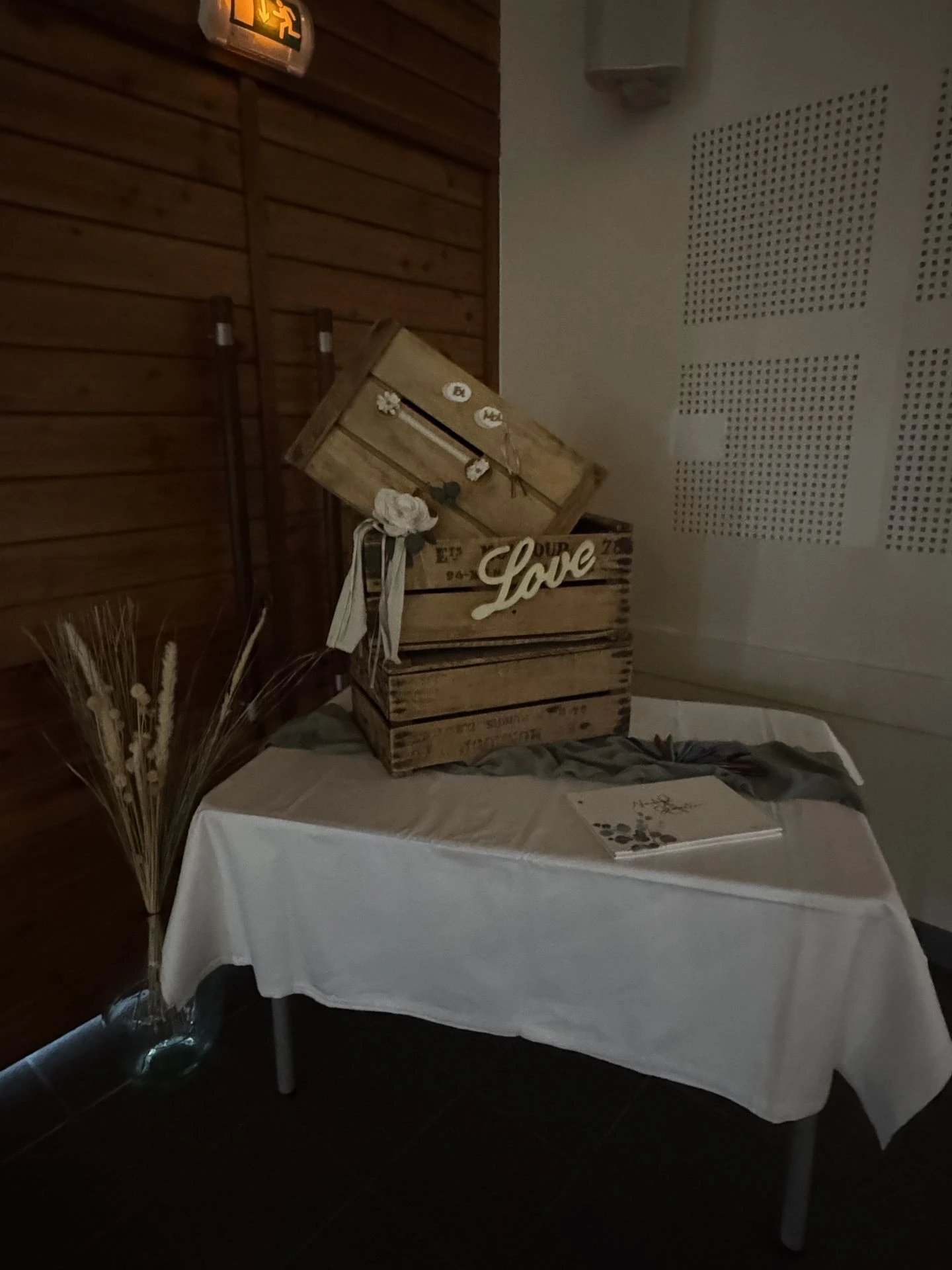 Mariage Espace convivial caisse à pommes tissu vert sauge livre d'or personnalisé