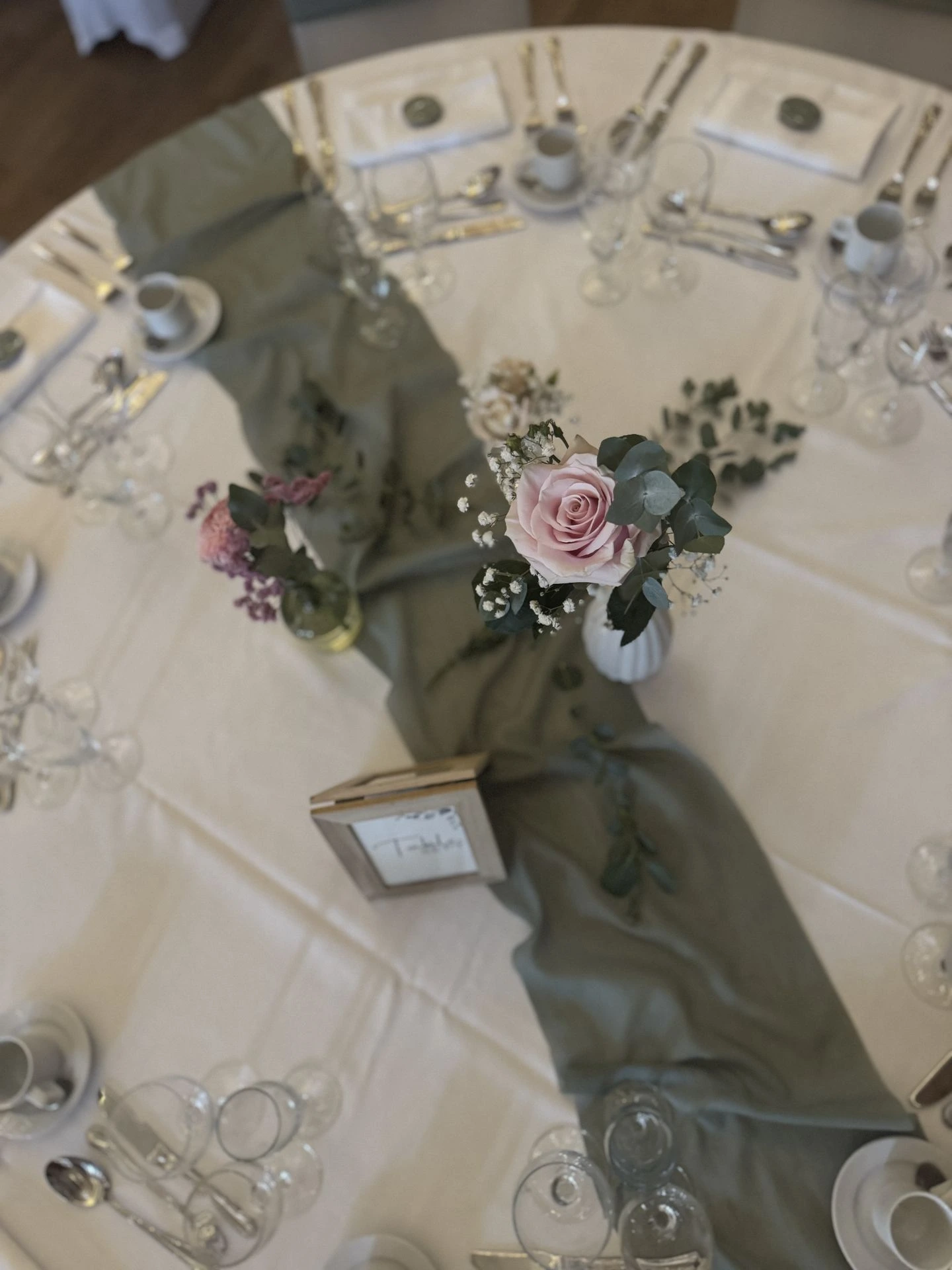 Mariage Espace convivial chemin de table vert sauge composition florales