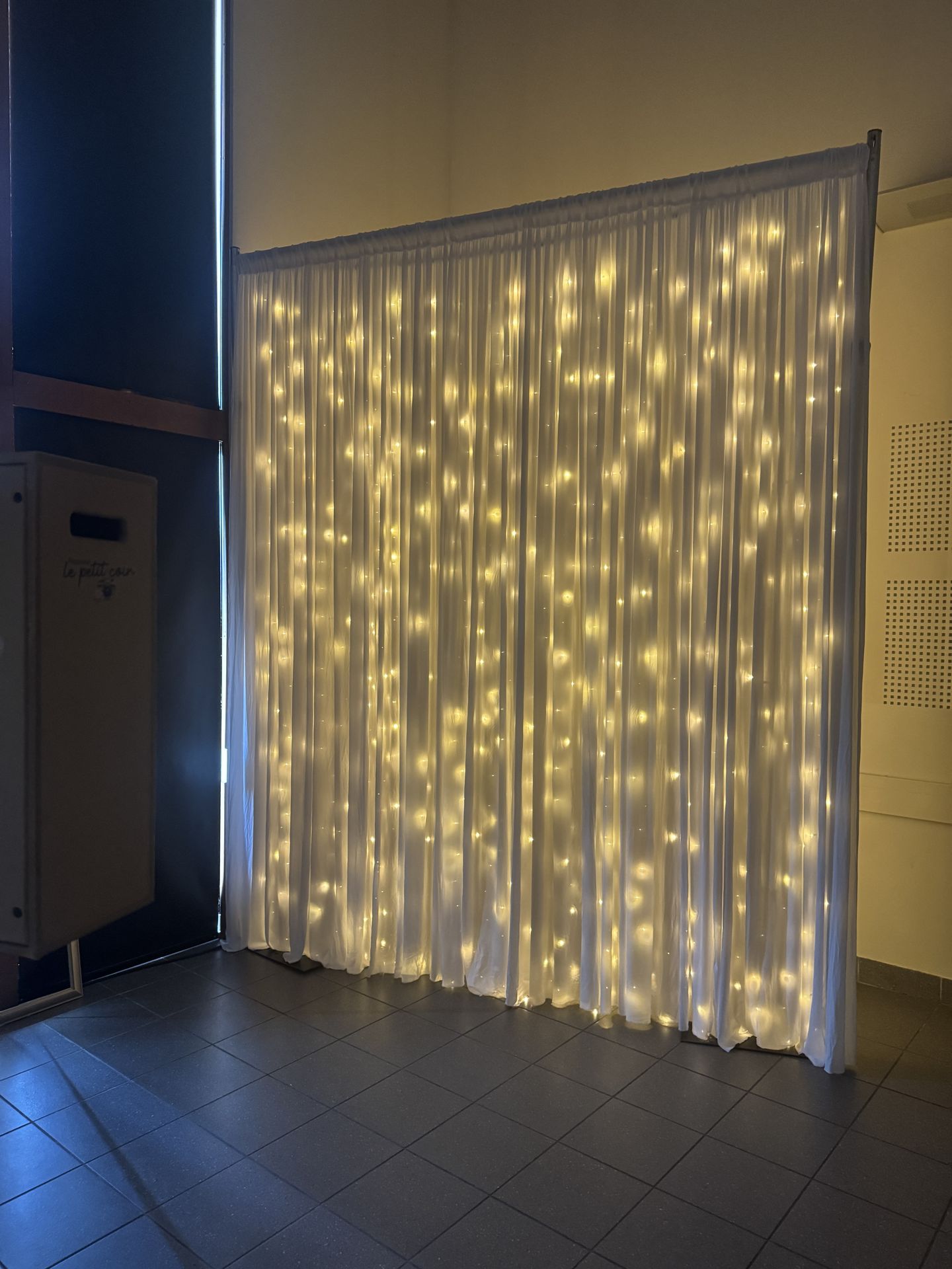 Mariage Espace convivial rideaux tissu blanc leds