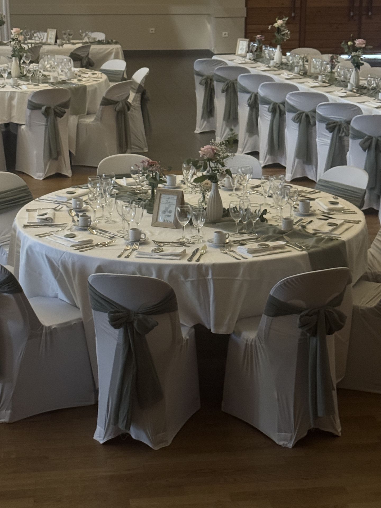 Mariage Espace convivial table blanche noeud de chaise vert sauge chemin de table vert sauge composition florales