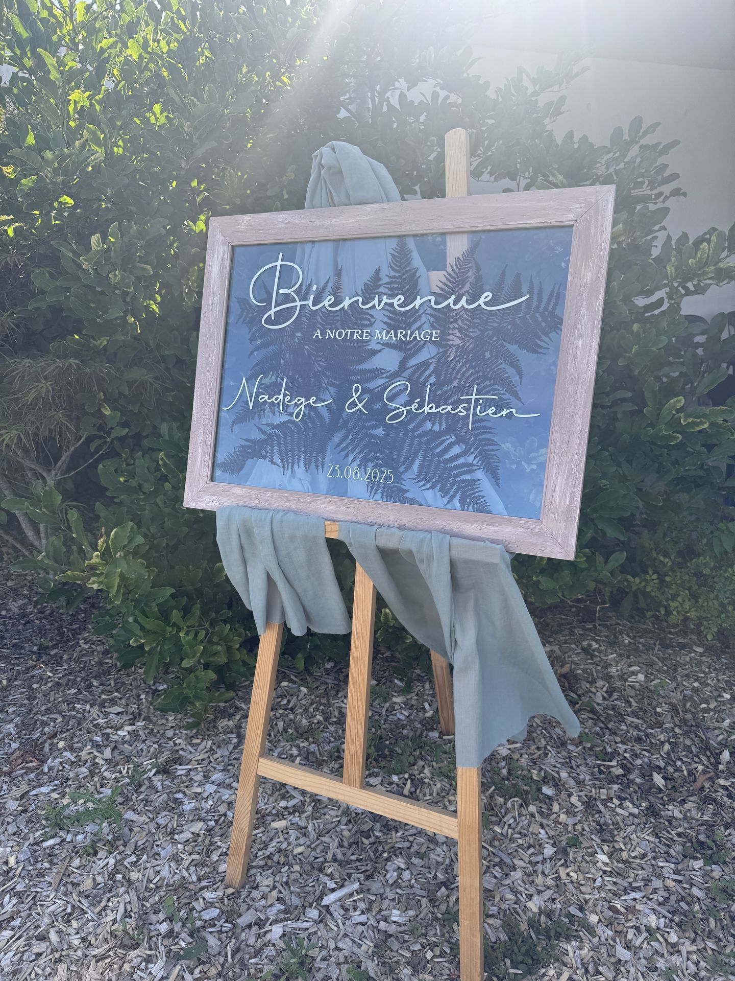 Mariage Espace convivial panneau de bienvenue en bois miroir tissu vert sauge