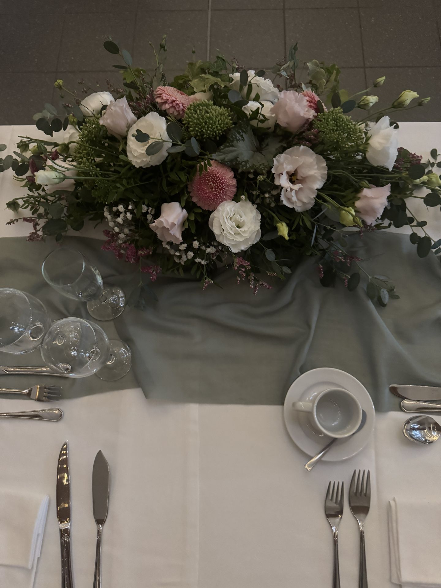 Mariage Espace convivial chemin de table vert sauge composition florales