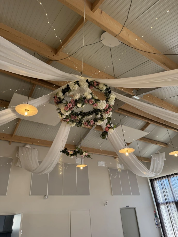 Mariage Domaine 4 Plumes plafond tentures blanches couronne de fleurs leds