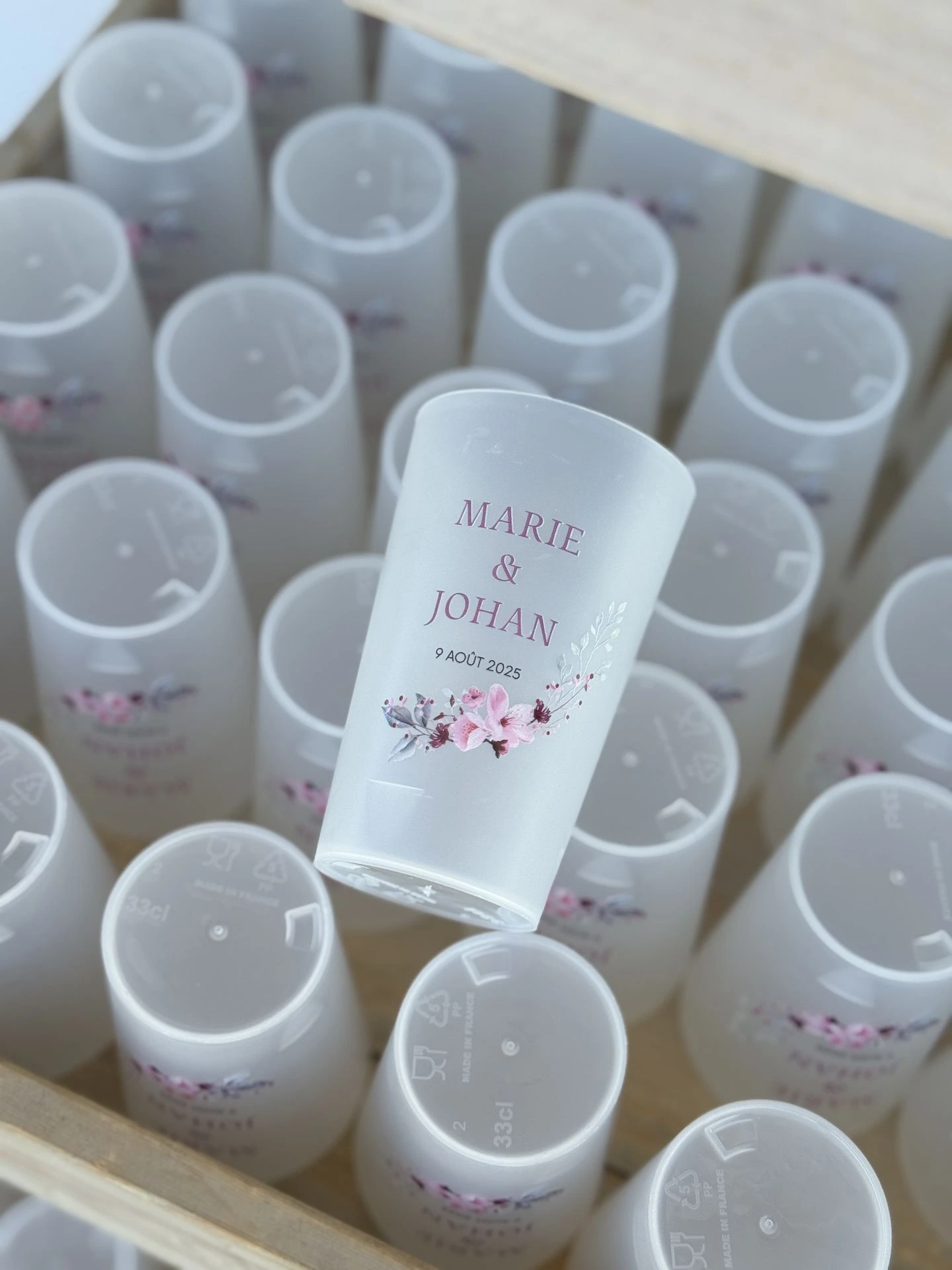 Mariage Domaine 4 Plumes verre personnalisé rose fleurs