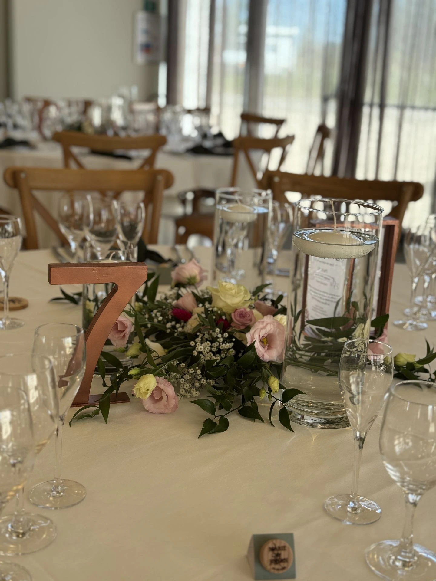 Mariage Domaine 4 Plumes centre de table composition florales rose blanche et feuillaeg bougies blanche vase cadre rose numéro de table rose serviette verte sapin