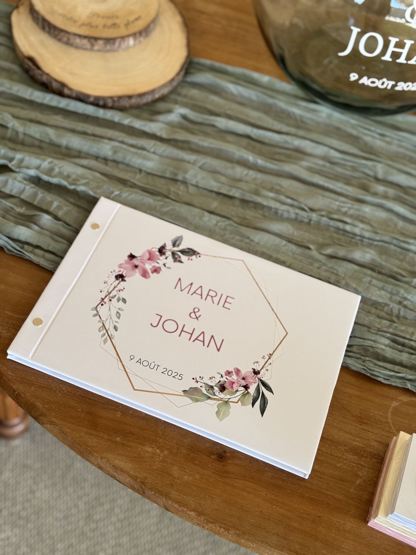 Mariage Domaine 4 Plumes livre d'or blanc et rose personnalisé