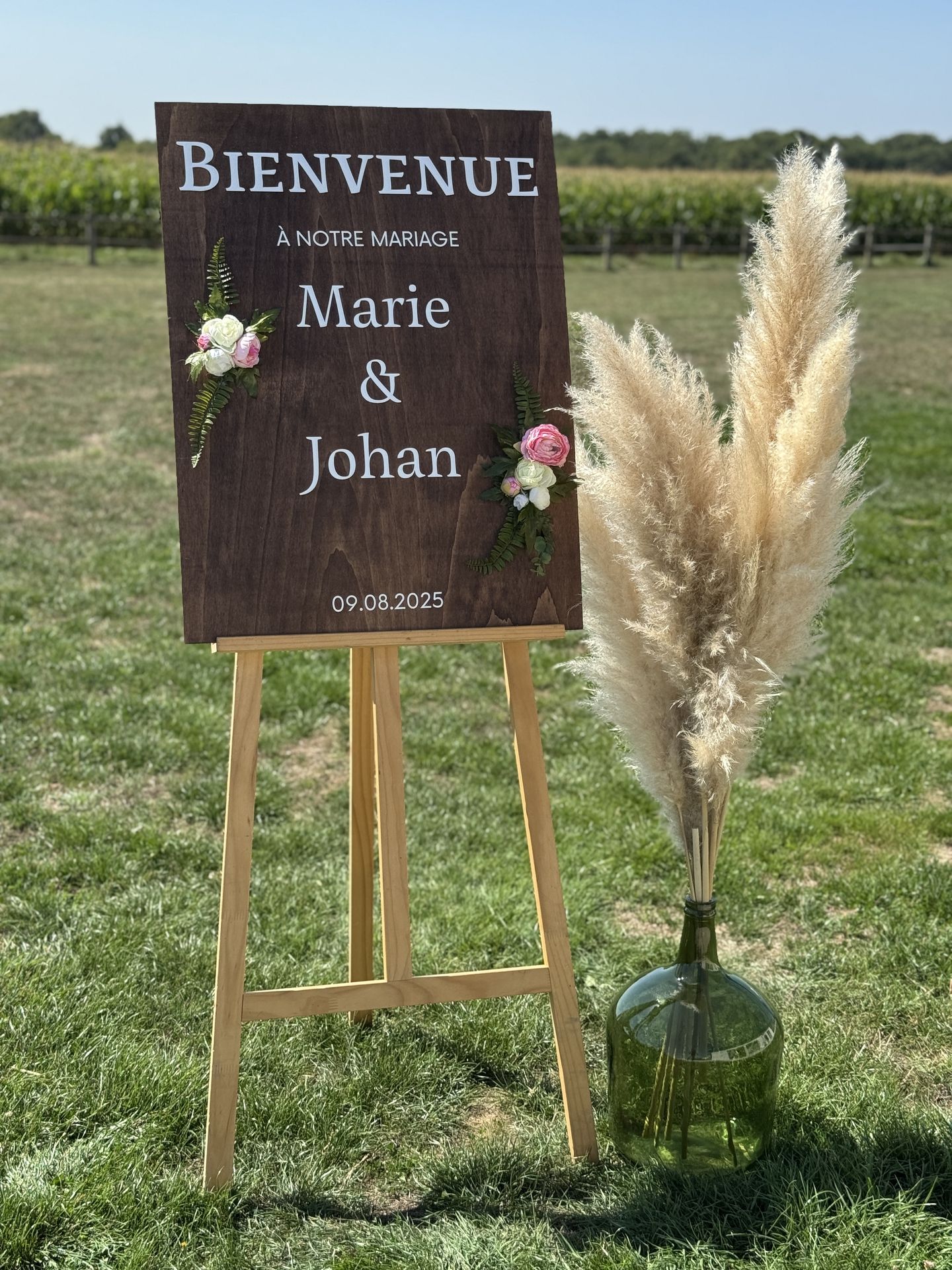 Mariage Domaine 4 Plumes panneau de bienvenue en bois vase pampas