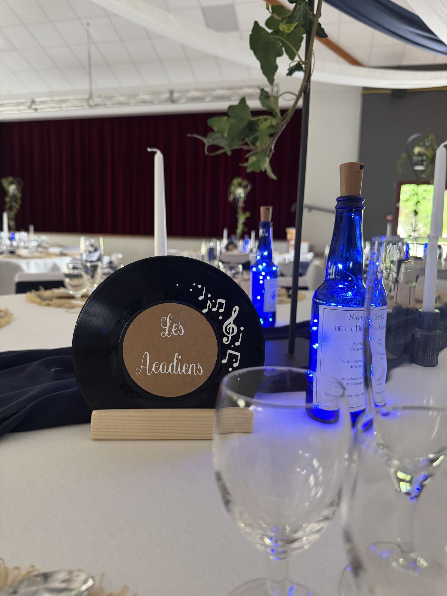 Mariage Espace de la Roche centre de table nom de table personnalisé sur disque vinyles bouteille bleu lumineuse