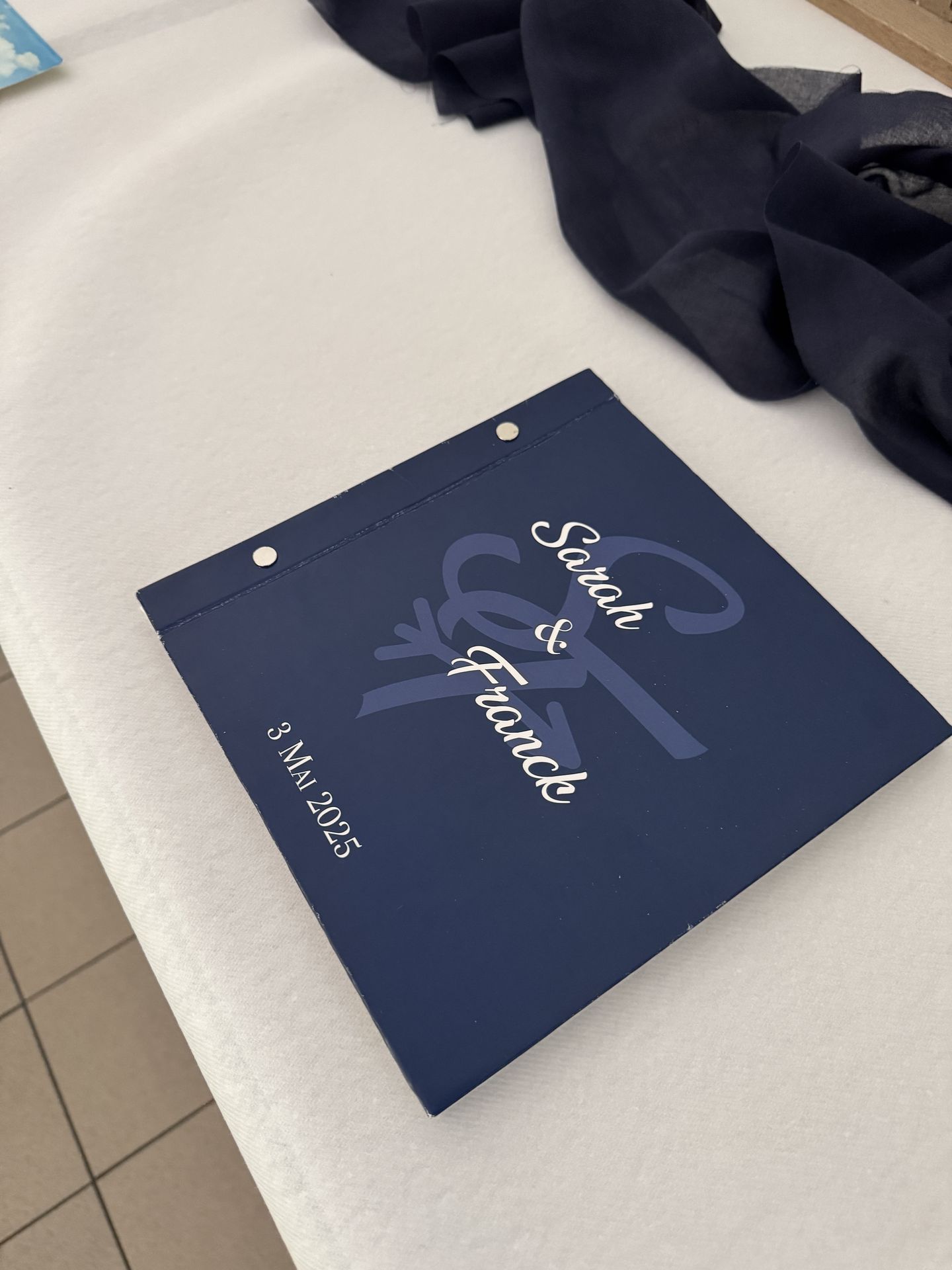 Mariage Espace de la Roche livre d'or bleu marine personnalisé