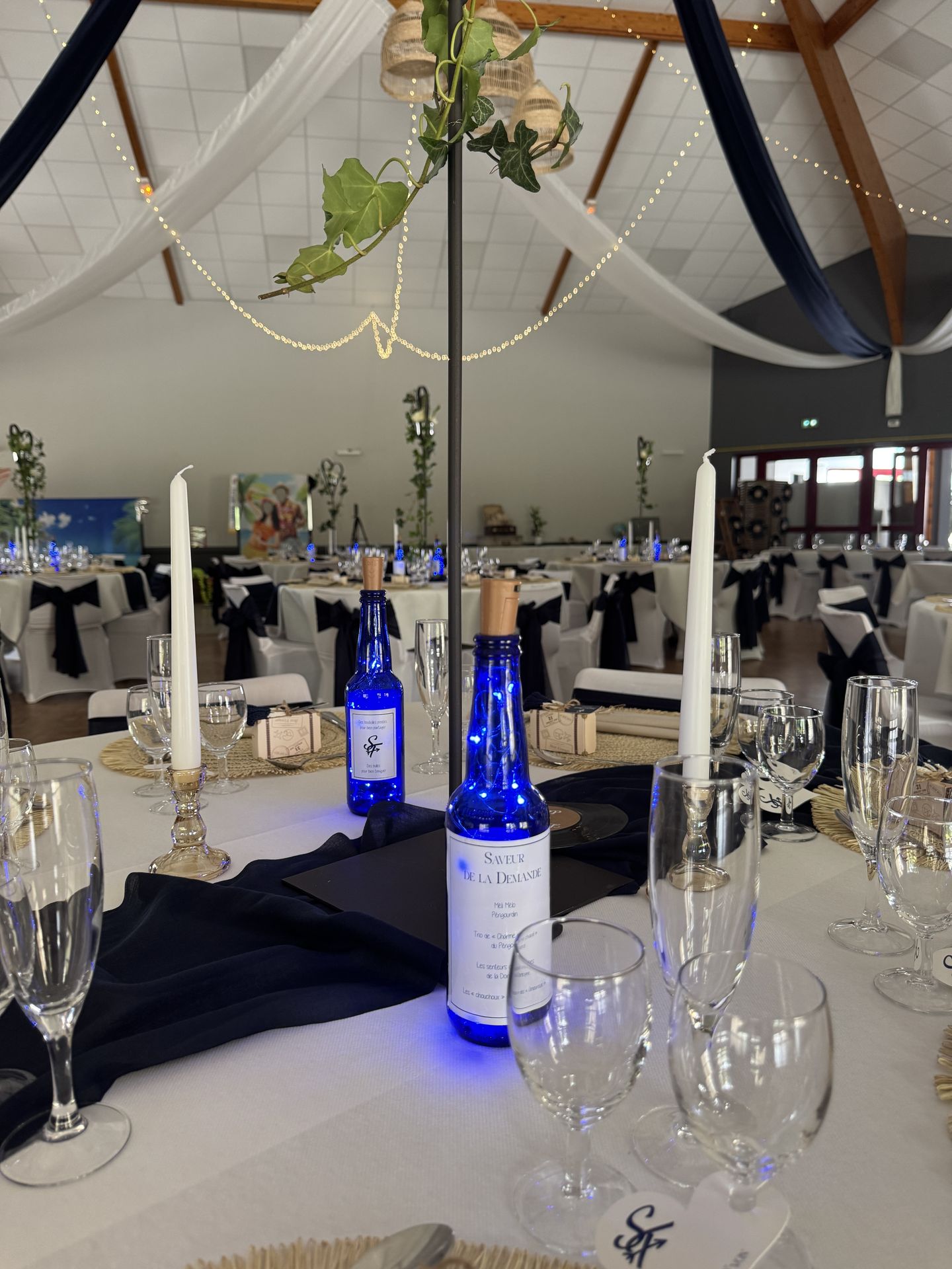Mariage Espace de la Roche centre de table bleu marine bouteille bleu lumineuse support coeur feuillage bougies