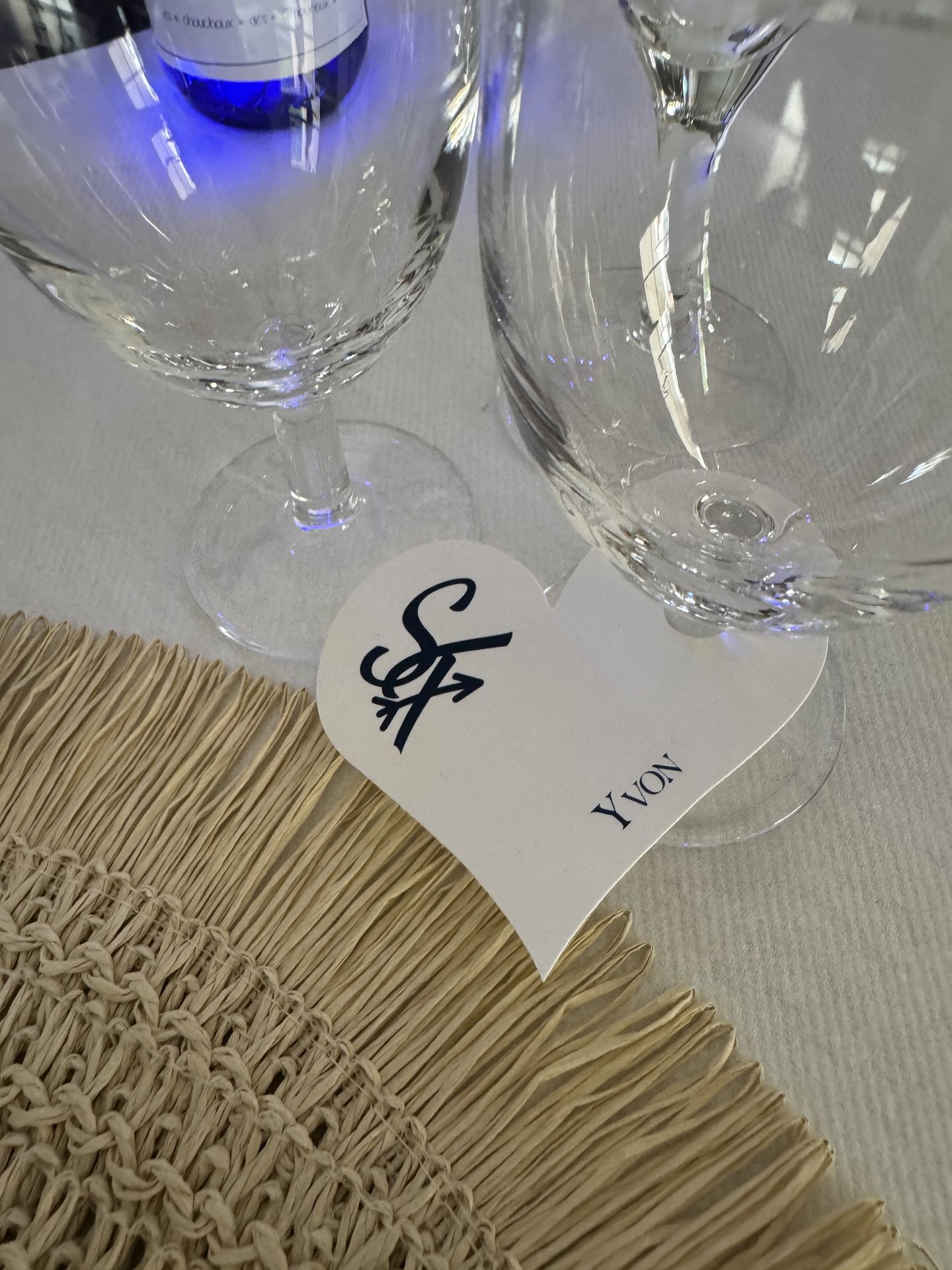 Mariage Espace de la Roche marque place coeur blanc écriture bleu marine personnalisé