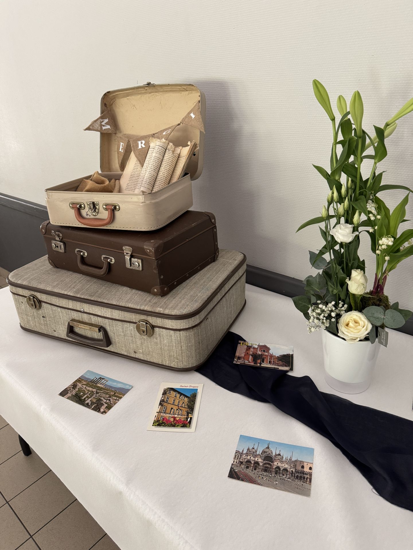 Mariage Espace de la Roche décor malle et valise vase et fleurs photos